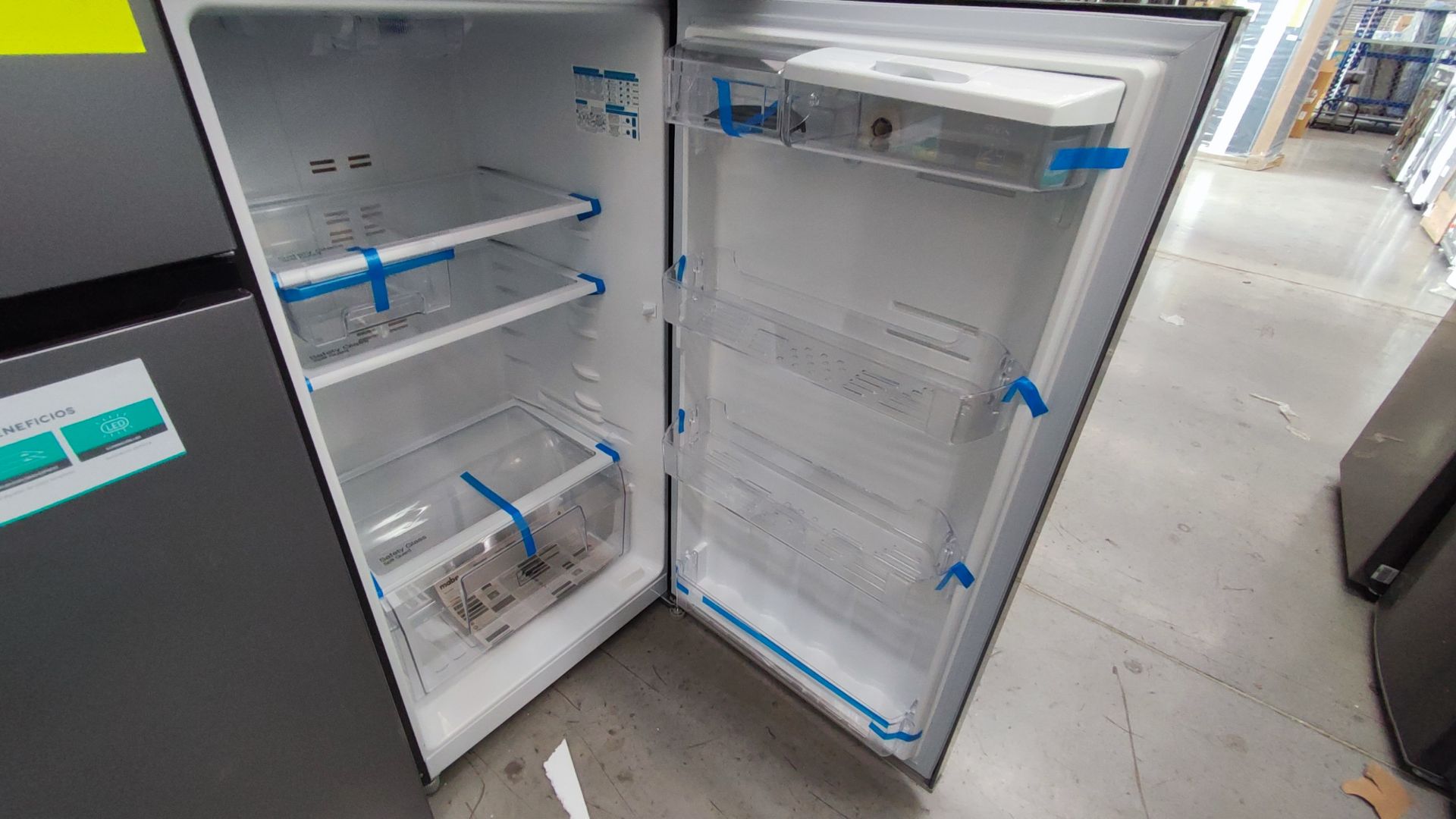 Lote Conformado por 2 Refrigeradores, Contiene; 1 Refrigerador con Dispensador de Agua Marca Mabe, - Image 13 of 15