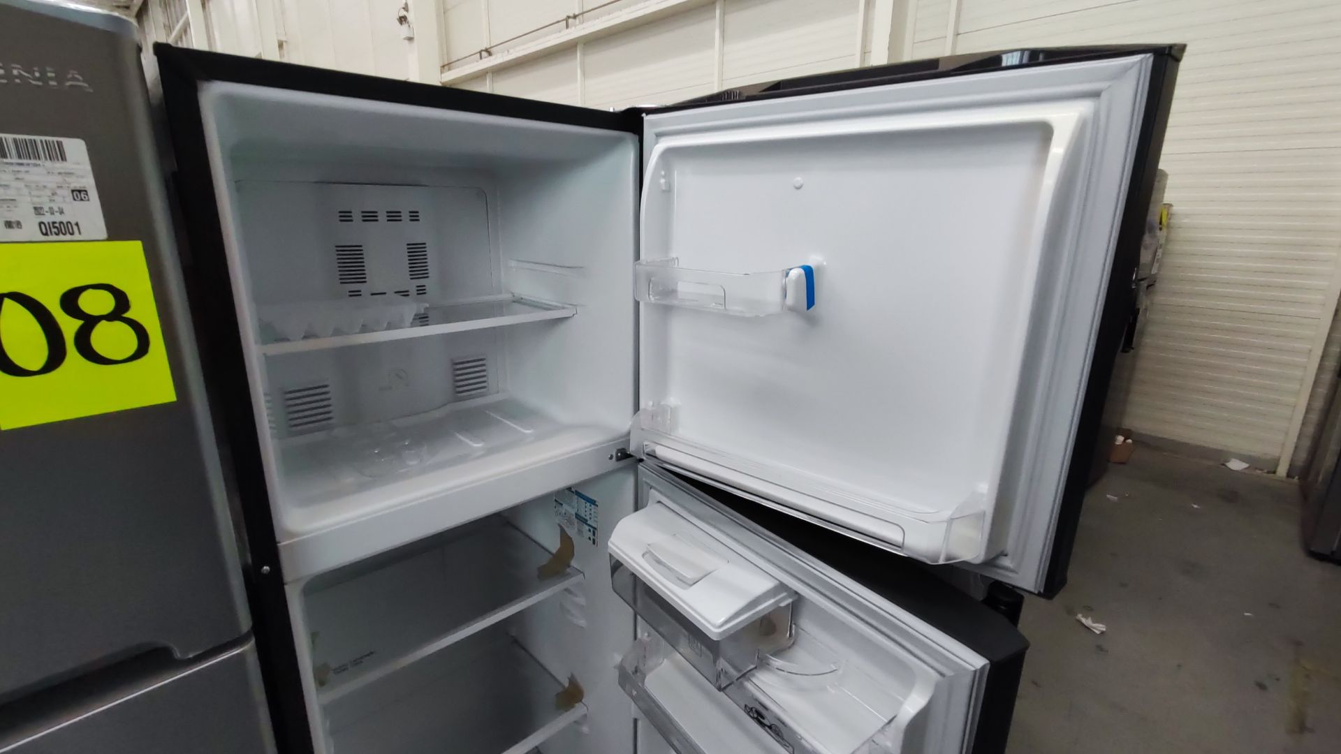 Lote Conformado por 2 Refrigeradores, Contiene; 1 Refrigerador con Dispensador de Agua Marca Mabe, - Image 8 of 15