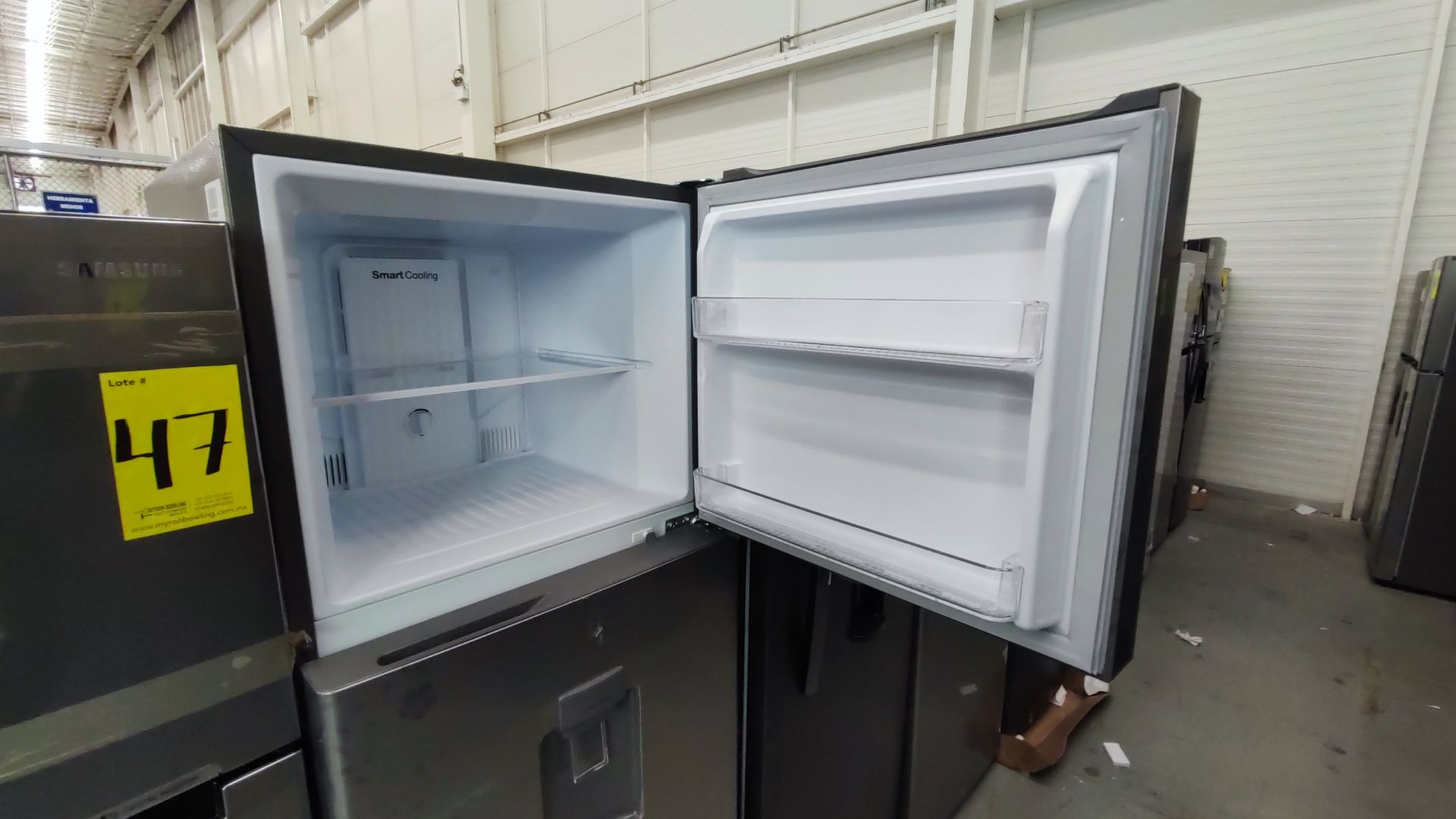 Lote Conformado por 2 Refrigeradores, Contiene; 1 Refrigerador con Dispensador de Agua Marca Mabe, - Image 12 of 15
