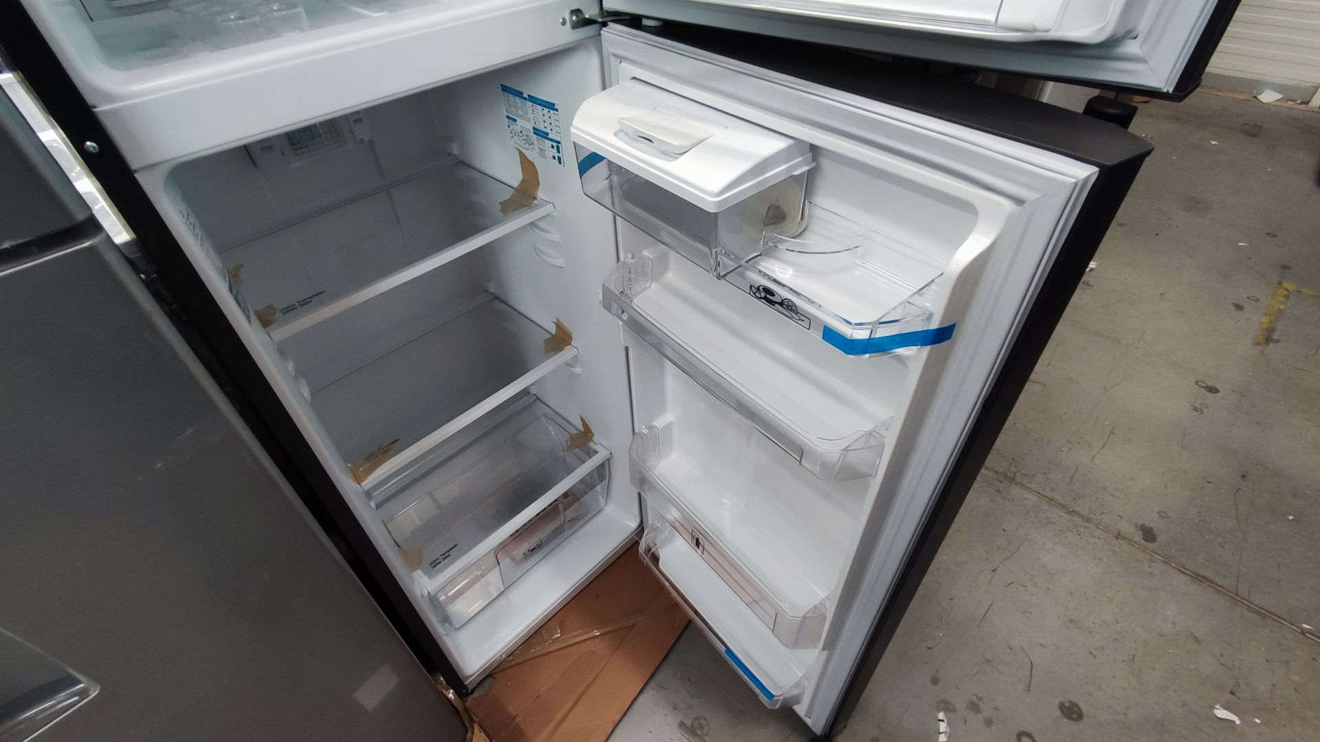 Lote Conformado por 2 Refrigeradores, Contiene; 1 Refrigerador con Dispensador de Agua Marca Mabe, - Image 9 of 15