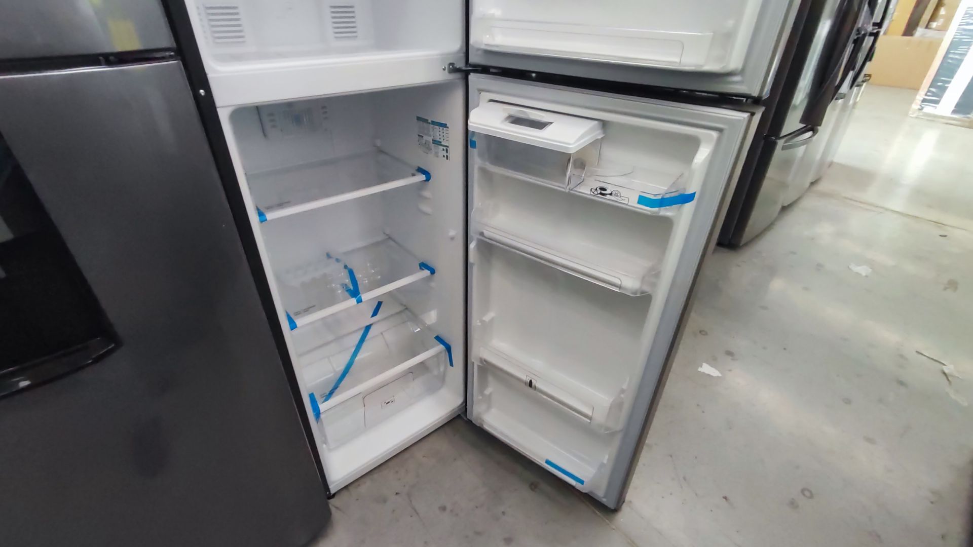 Lote Conformado por 2 Refrigeradores, Contiene; 1 Refrigerador con Dispensador de Agua Marca Mabe, - Image 10 of 15