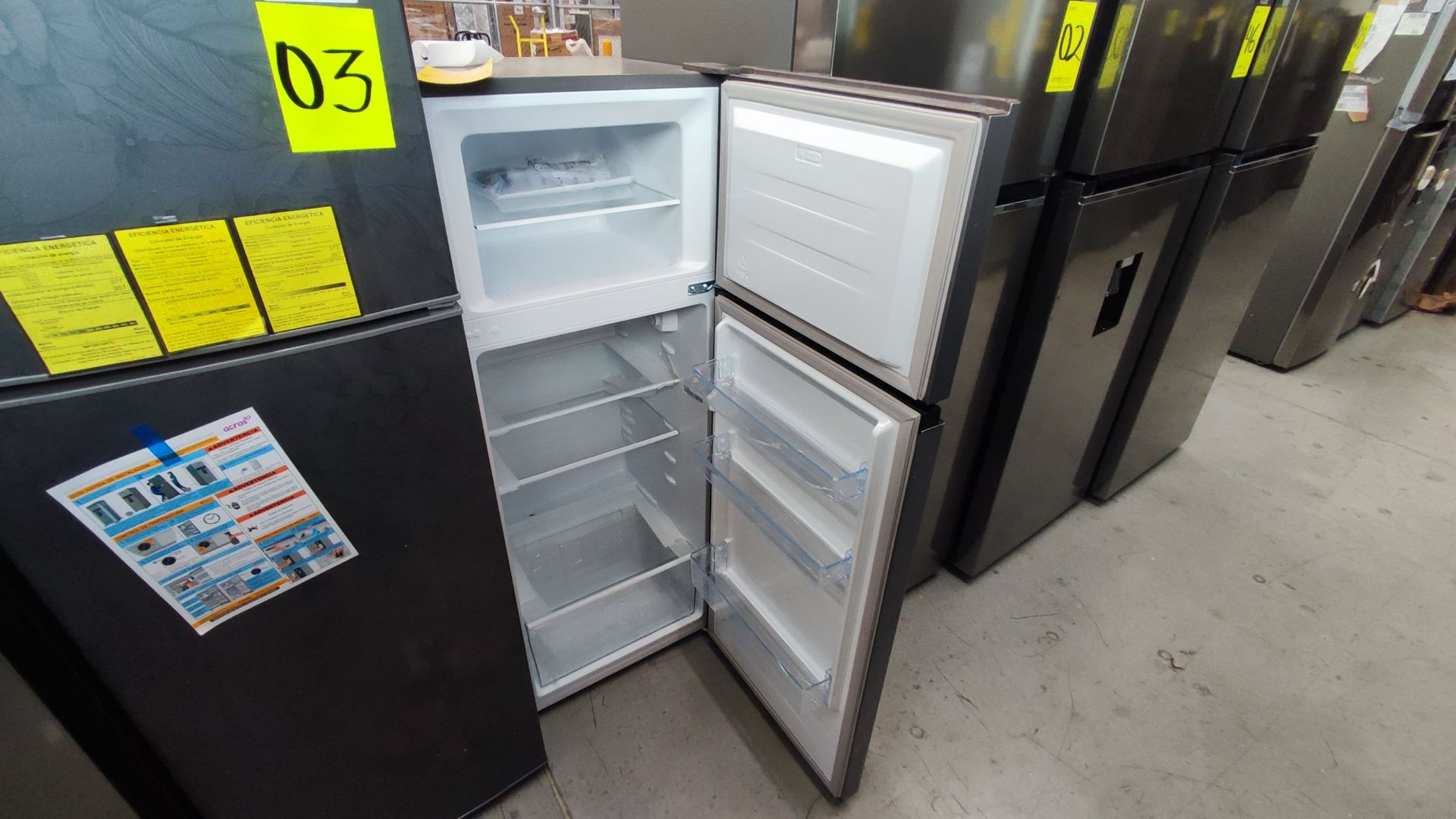 Lote Conformado por 2 Refrigeradores, Contiene; 1 Refrigerador Marca LG, Modelo VT40BP, Serie 11MRT - Image 13 of 15