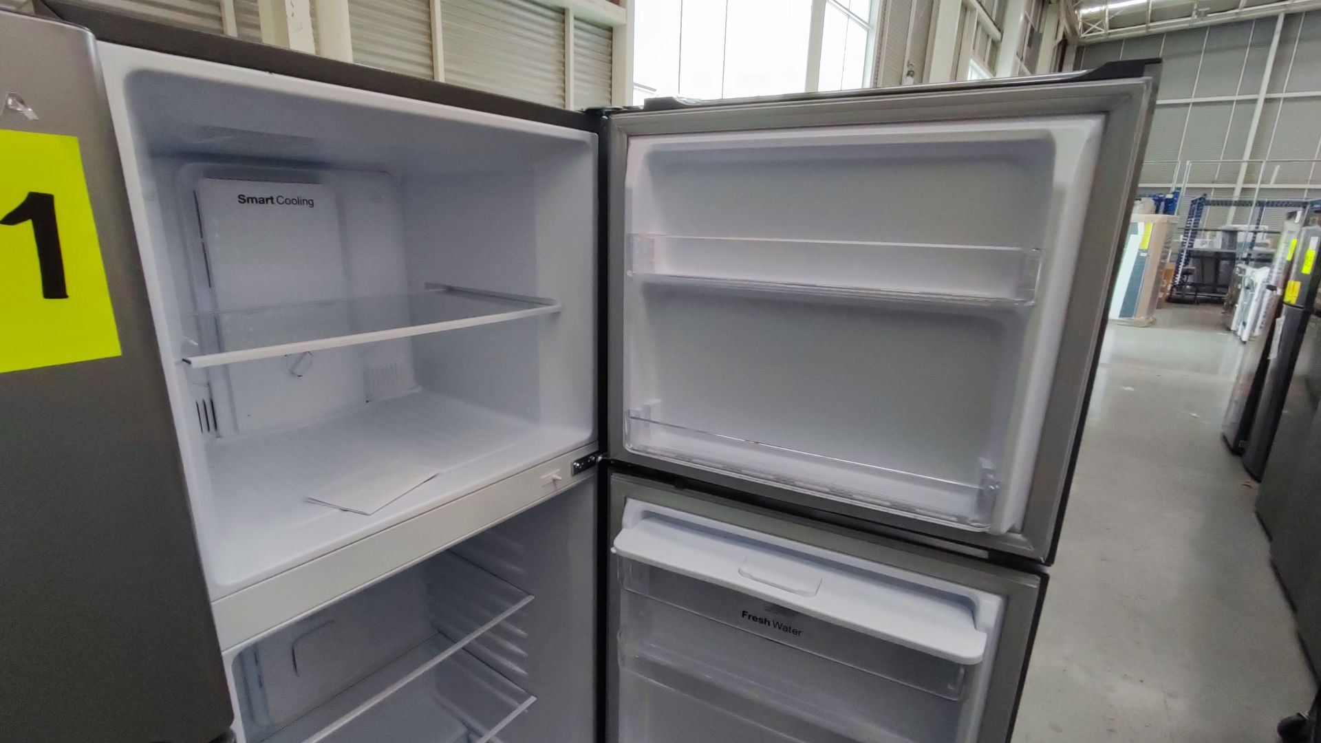 Lote Conformado por 2 Refrigeradores, Contiene; 1 Refrigerador con Dispensador de Agua Marca Whirlp - Image 10 of 13
