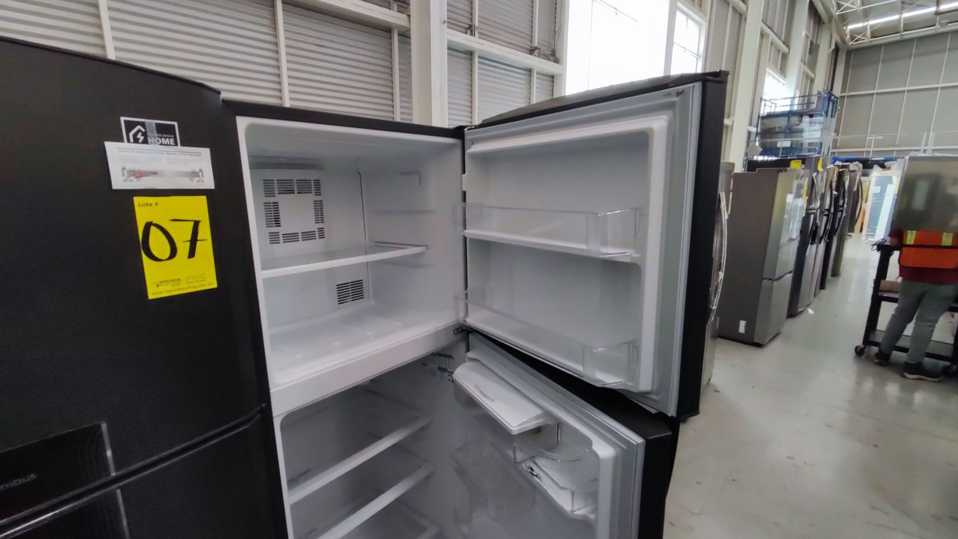 Lote Conformado por 2 Refrigeradores, Contiene; 1 Refrigerador con Dispensador de Agua Marca WINIA, - Image 19 of 22