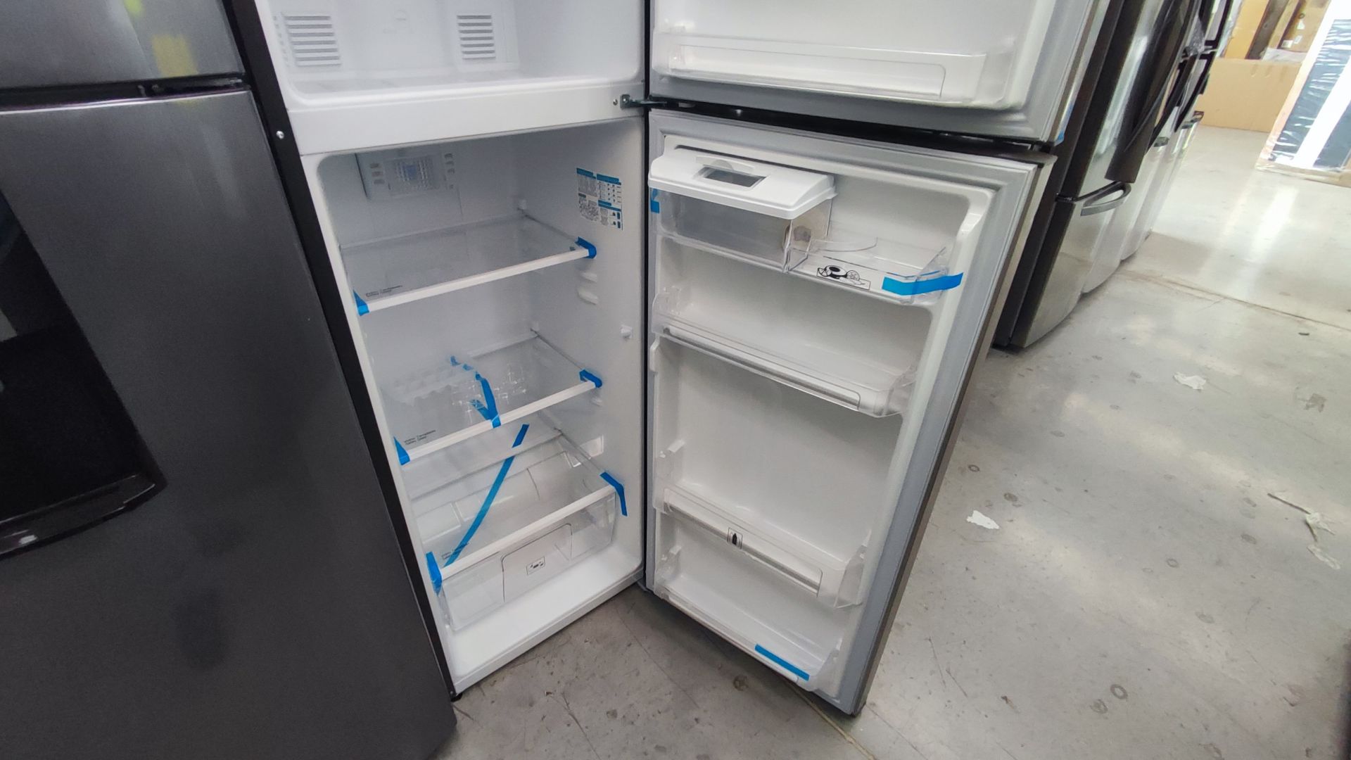 Lote Conformado por 2 Refrigeradores, Contiene; 1 Refrigerador con Dispensador de Agua Marca Mabe, - Image 9 of 15