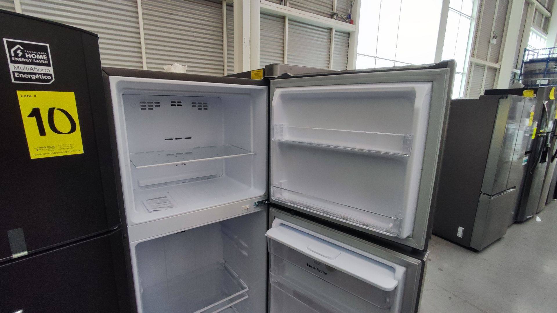 Lote Conformado por 2 Refrigeradores, Contiene; 1 Refrigerador con Dispensador de Agua Marca WINIA, - Image 7 of 22