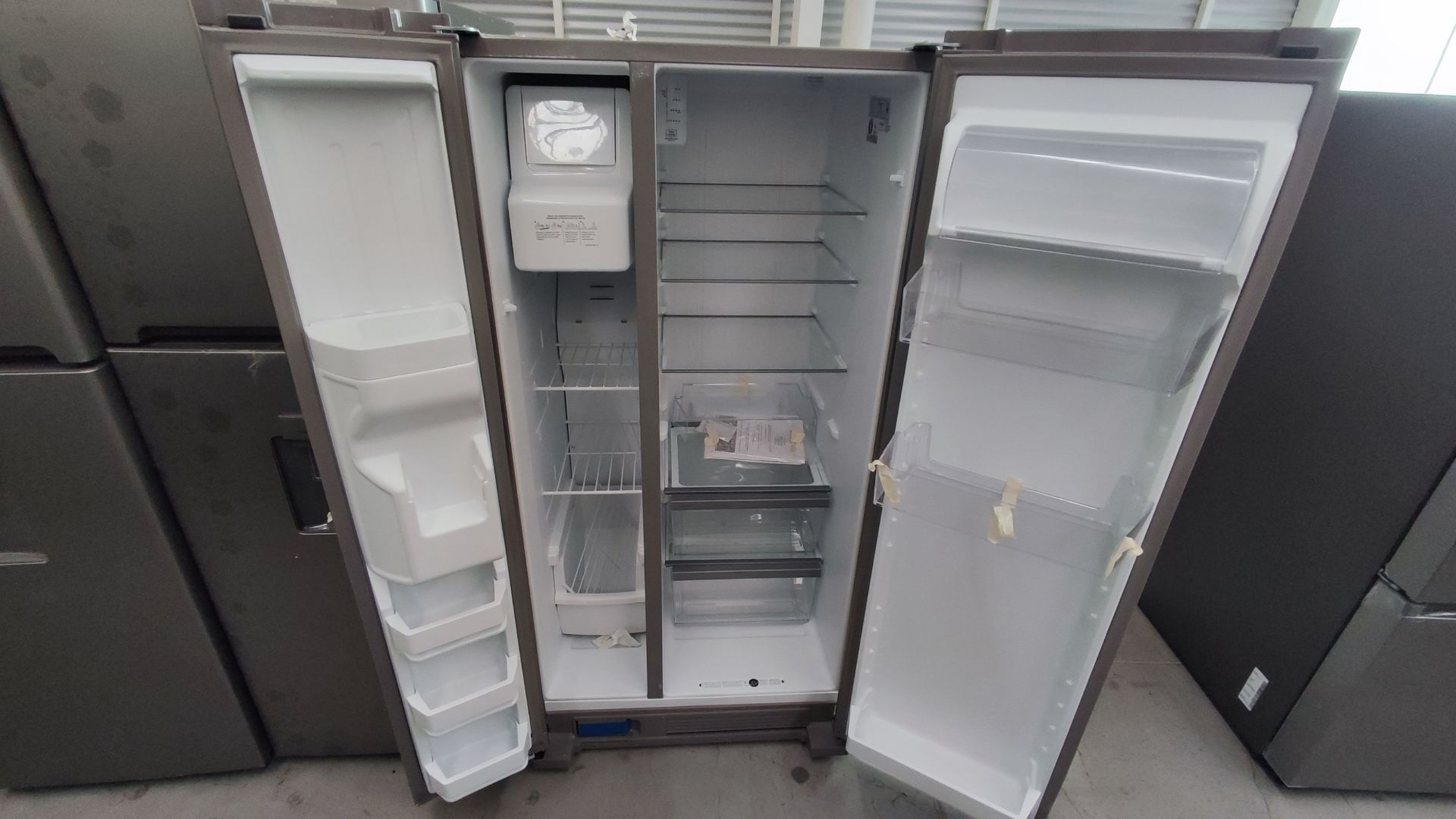 Lote Conformado por 2 Refrigeradores, Contiene; 1 Refrigerador con Dispensador de Agua Marca Whirlp - Image 7 of 13