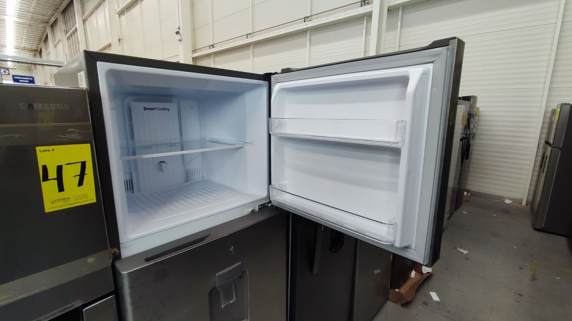 Lote Conformado por 2 Refrigeradores, Contiene; 1 Refrigerador con Dispensador de Agua Marca Mabe, - Image 11 of 15