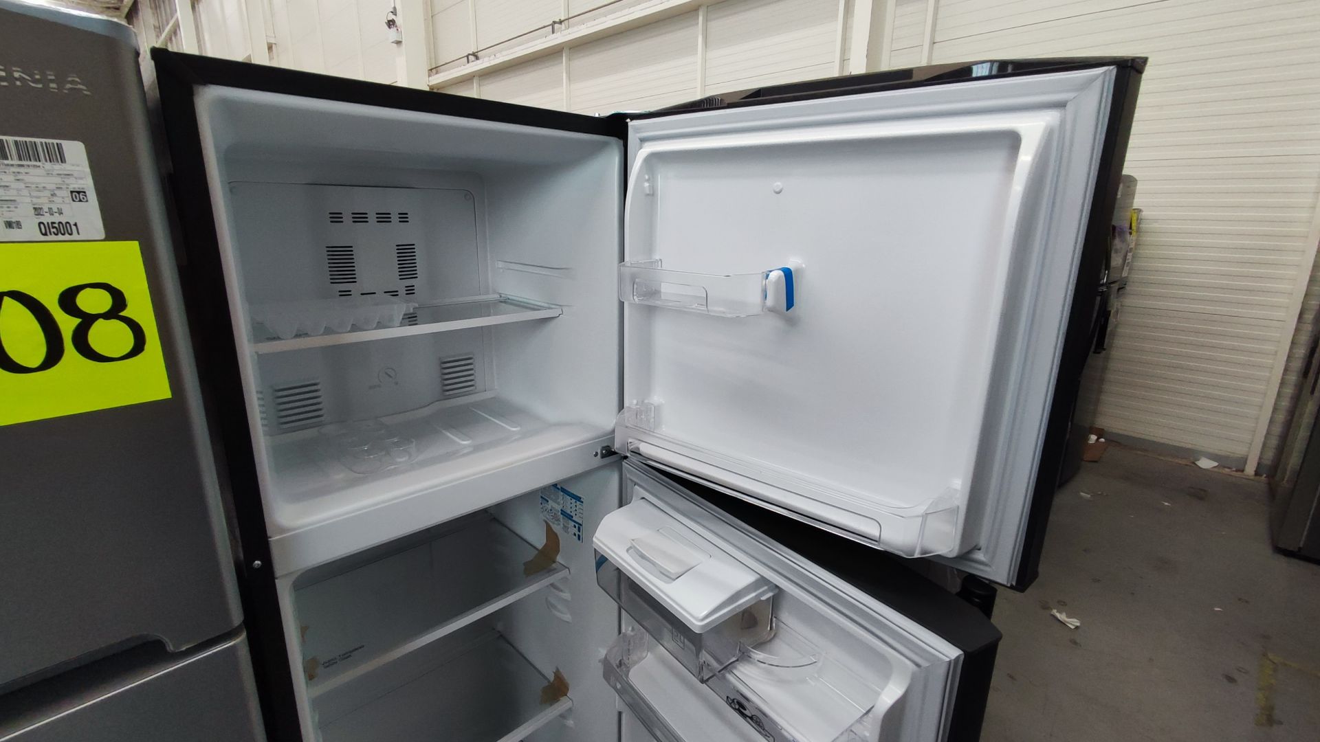 Lote Conformado por 2 Refrigeradores, Contiene; 1 Refrigerador con Dispensador de Agua Marca Mabe, - Image 7 of 15