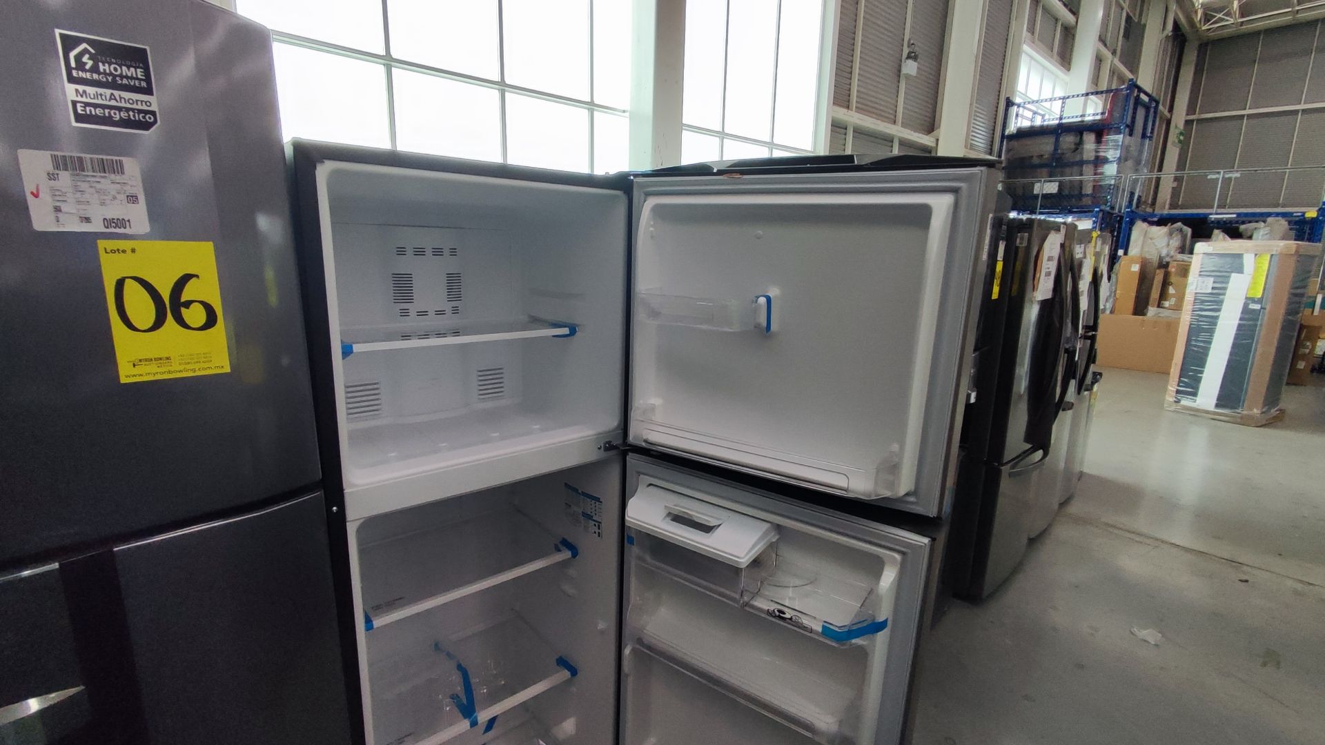 Lote Conformado por 2 Refrigeradores, Contiene; 1 Refrigerador con Dispensador de Agua Marca Mabe, - Image 7 of 15