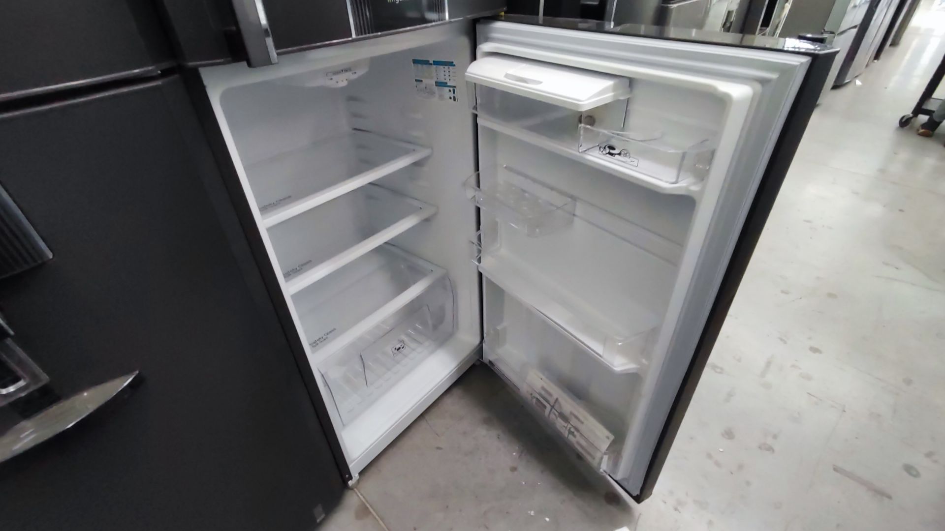 Lote Conformado por 2 Refrigeradores, Contiene; 1 Refrigerador con Dispensador de Agua Marca WINIA, - Image 21 of 22