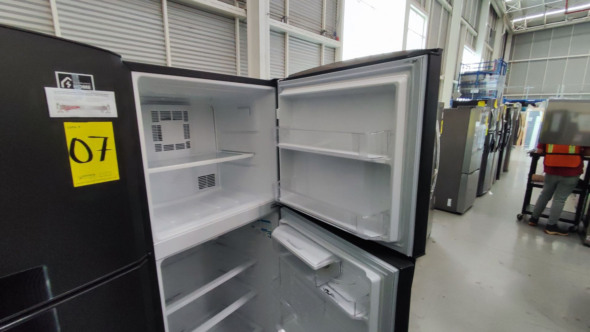 Lote Conformado por 2 Refrigeradores, Contiene; 1 Refrigerador con Dispensador de Agua Marca WINIA, - Image 18 of 22