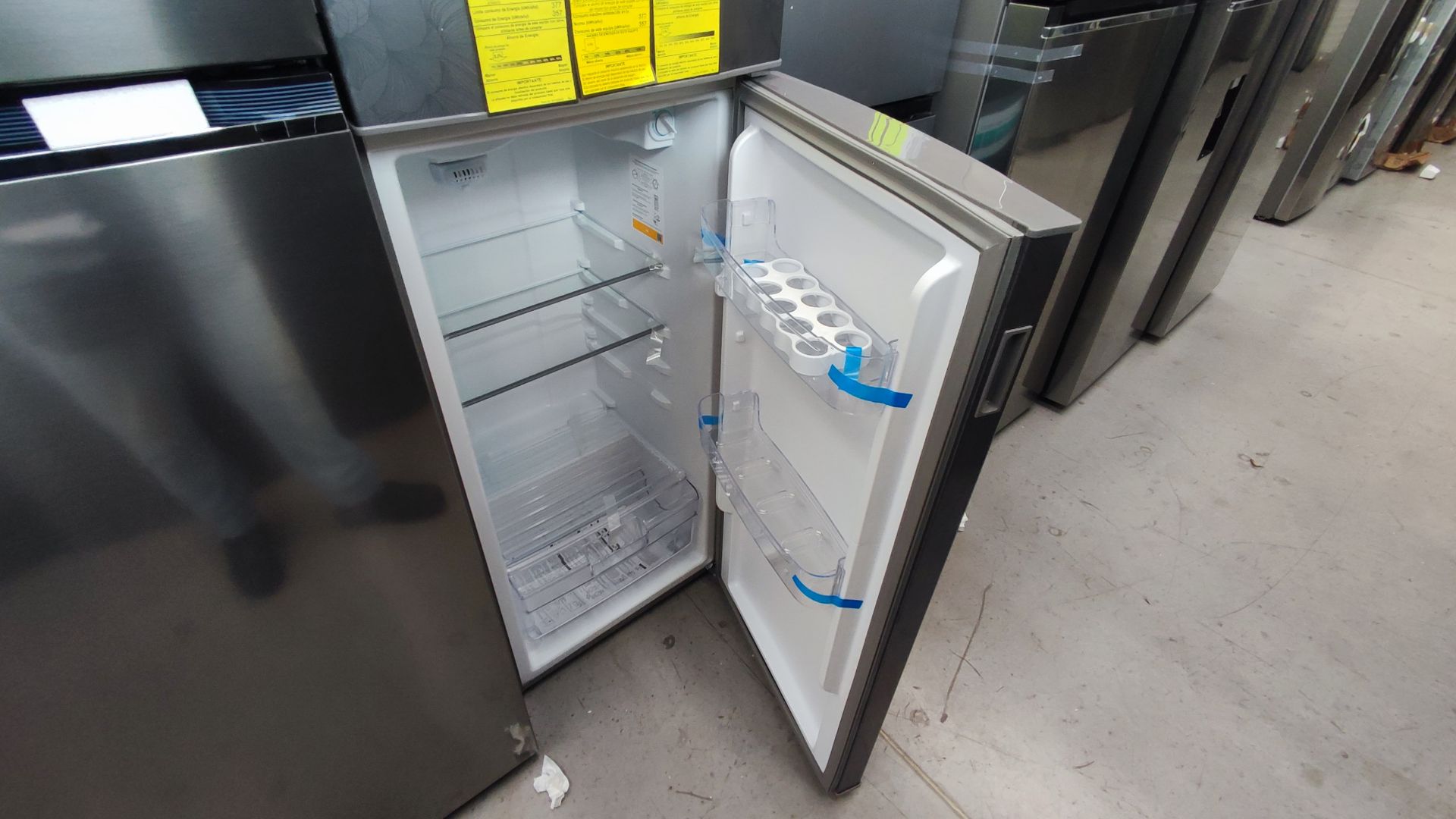 Lote Conformado por 2 Refrigeradores, Contiene; 1 Refrigerador Marca LG, Modelo VT40BP, Serie 11MRW - Image 15 of 22