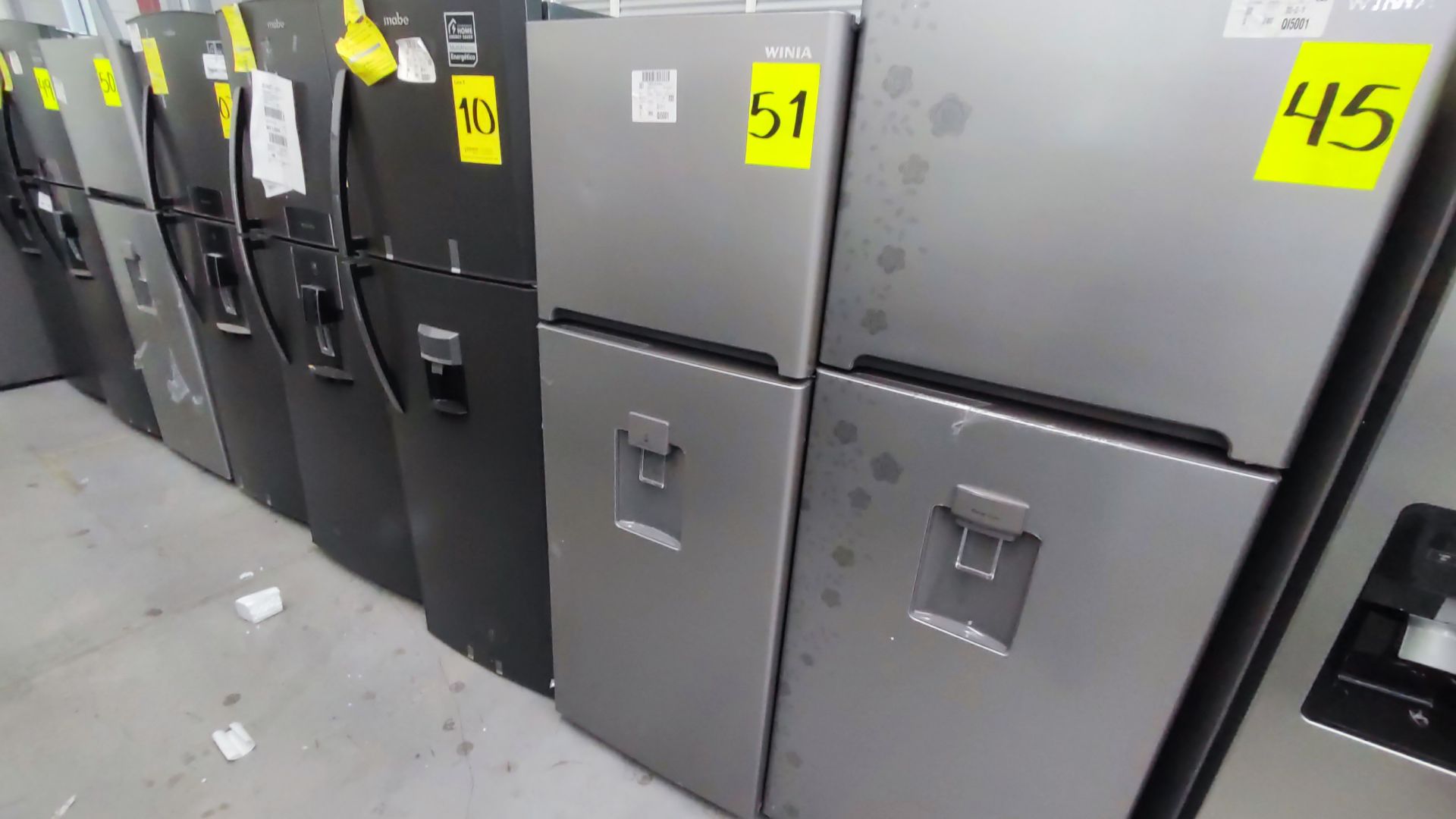 Lote Conformado por 2 Refrigeradores, Contiene; 1 Refrigerador con Dispensador de Agua Marca WINIA, - Image 2 of 22