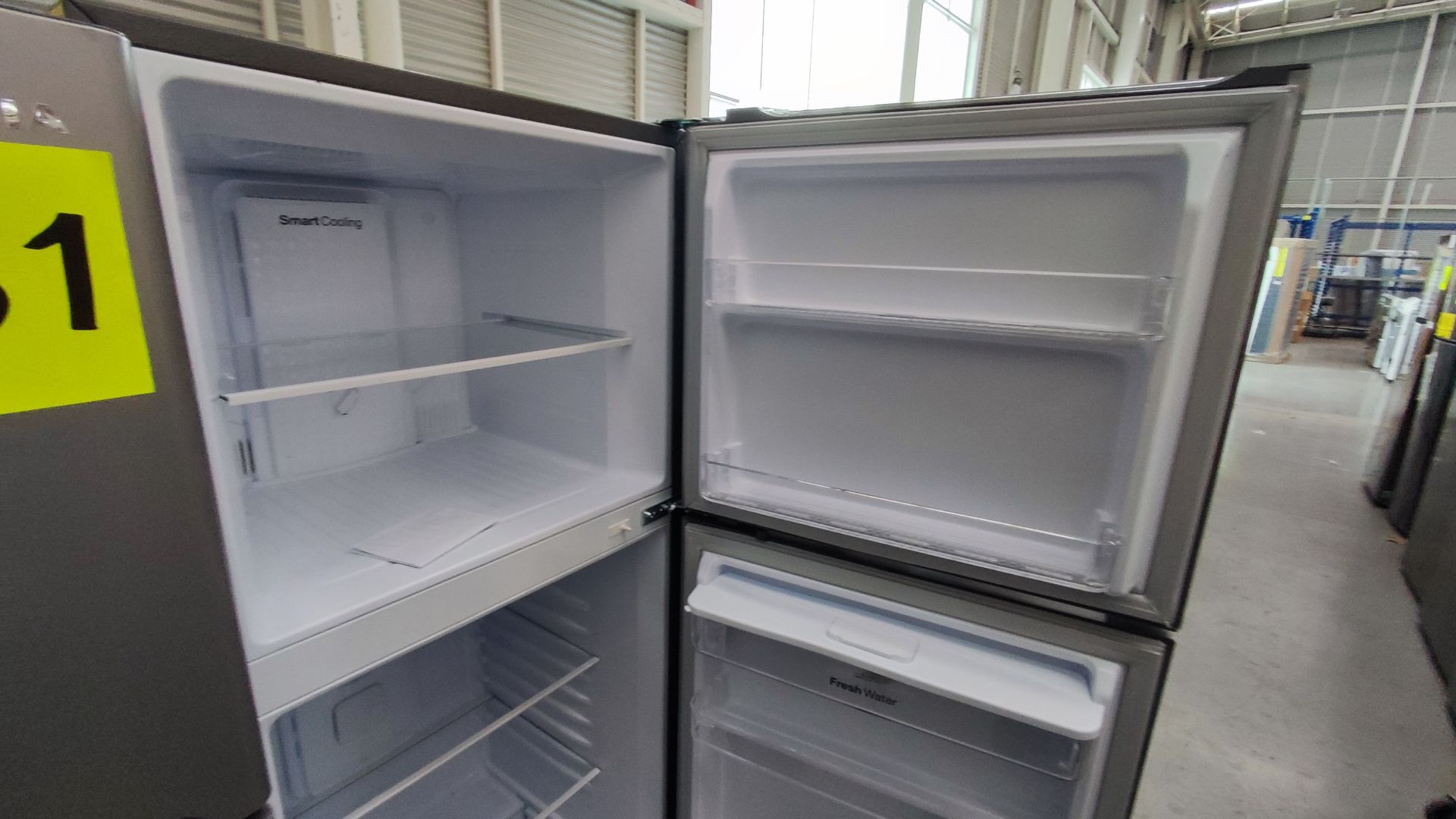Lote Conformado por 2 Refrigeradores, Contiene; 1 Refrigerador con Dispensador de Agua Marca Whirlp - Image 9 of 13