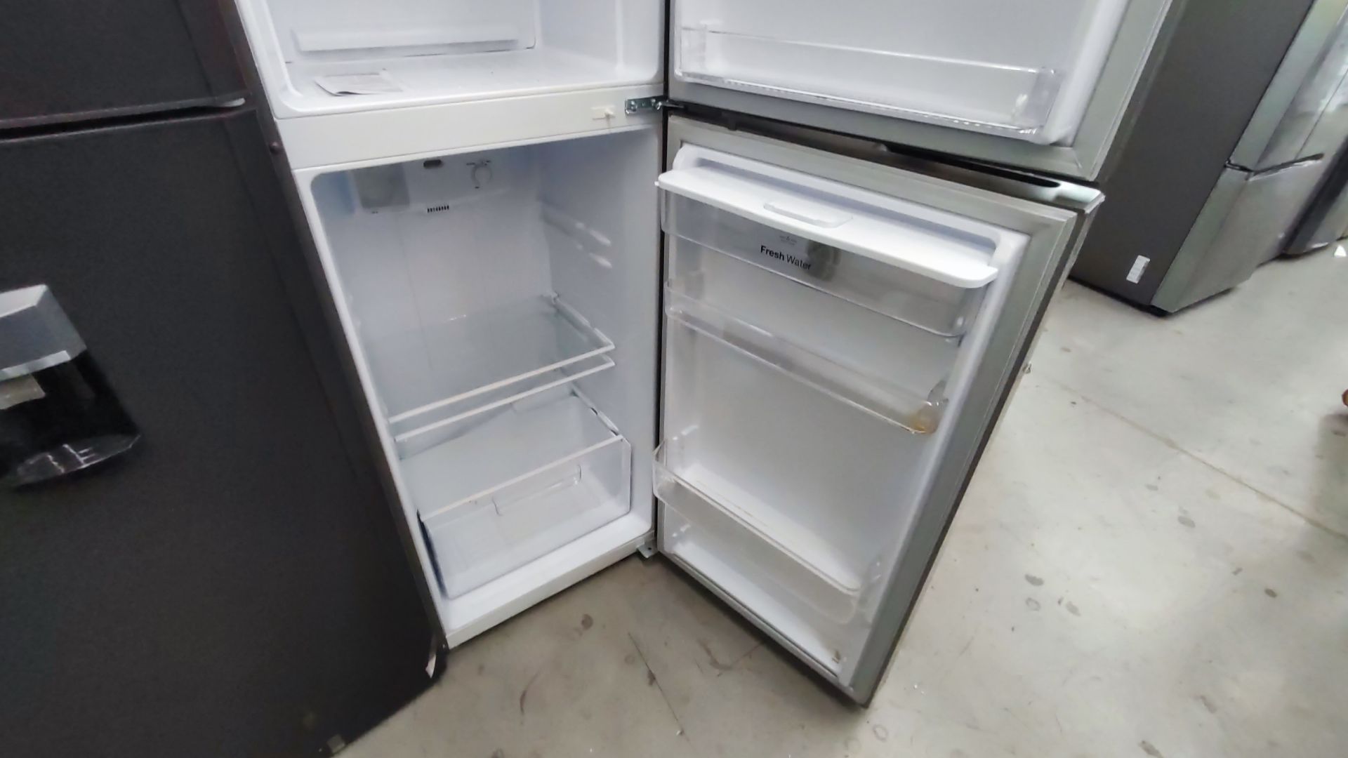Lote Conformado por 2 Refrigeradores, Contiene; 1 Refrigerador con Dispensador de Agua Marca WINIA, - Image 10 of 22
