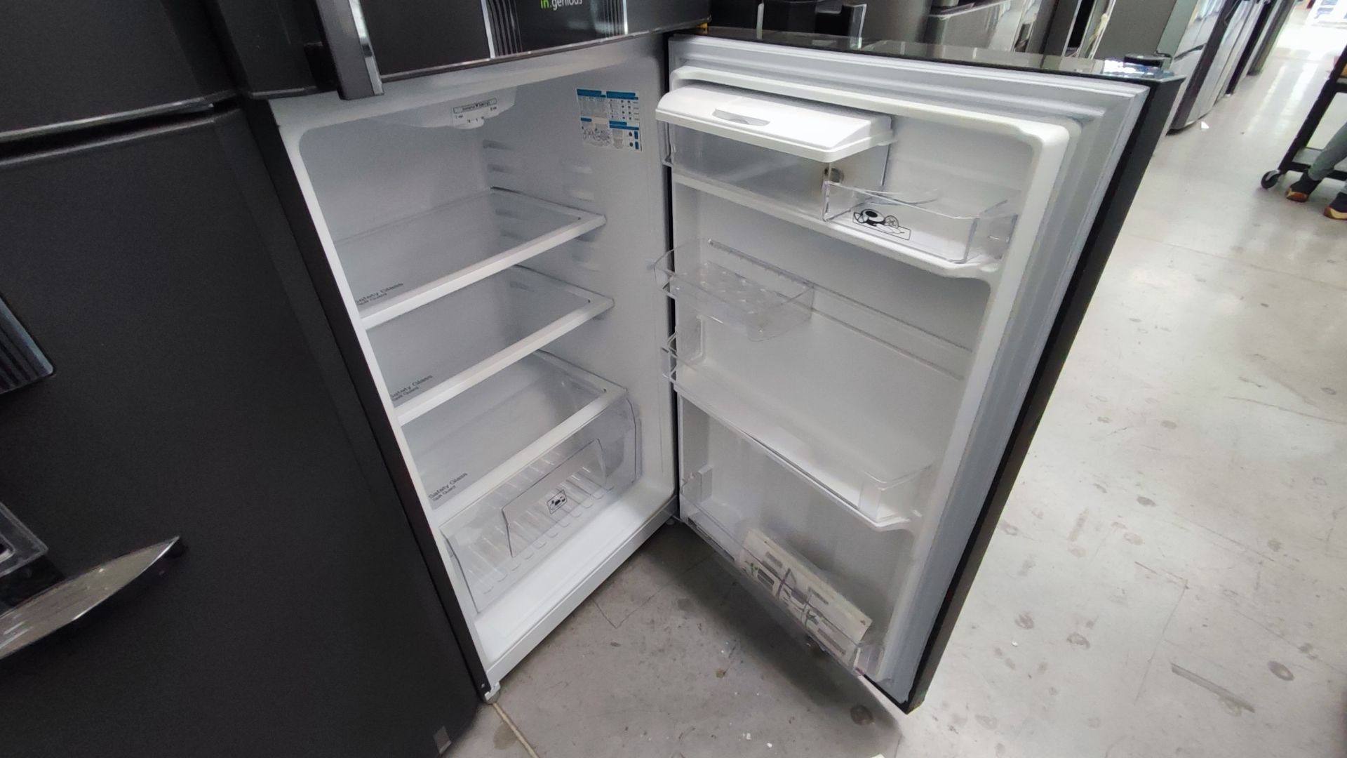 Lote Conformado por 2 Refrigeradores, Contiene; 1 Refrigerador con Dispensador de Agua Marca WINIA, - Image 20 of 22