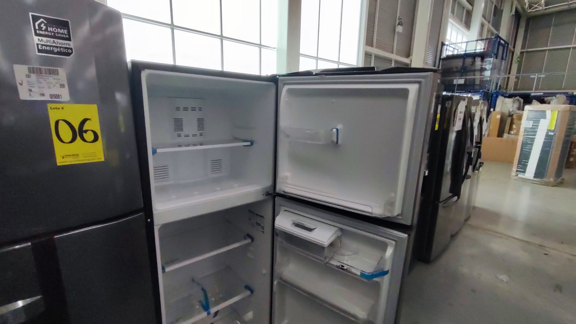 Lote Conformado por 2 Refrigeradores, Contiene; 1 Refrigerador con Dispensador de Agua Marca Mabe, - Image 8 of 15