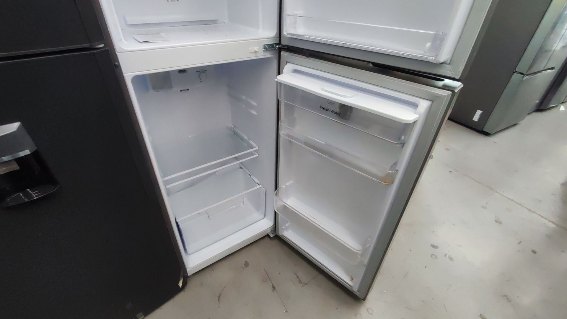 Lote Conformado por 2 Refrigeradores, Contiene; 1 Refrigerador con Dispensador de Agua Marca WINIA, - Image 9 of 22