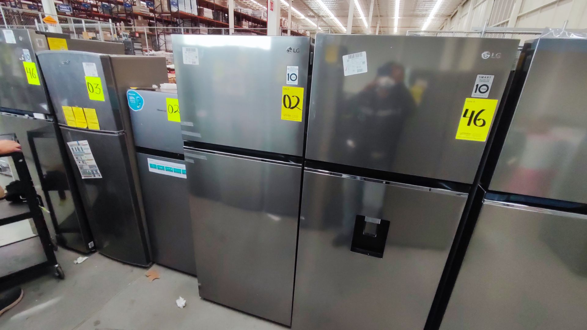 Lote Conformado por 2 Refrigeradores, Contiene; 1 Refrigerador Marca LG, Modelo VT40BP, Serie 11MRT