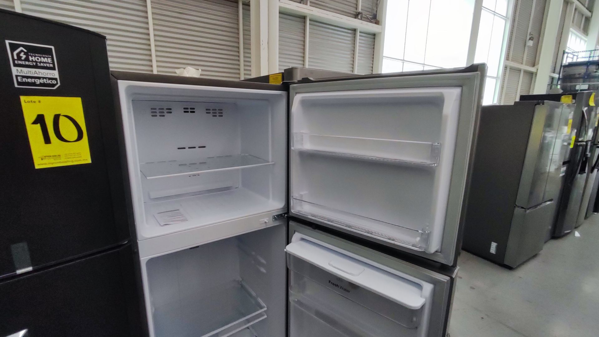 Lote Conformado por 2 Refrigeradores, Contiene; 1 Refrigerador con Dispensador de Agua Marca WINIA, - Image 8 of 22