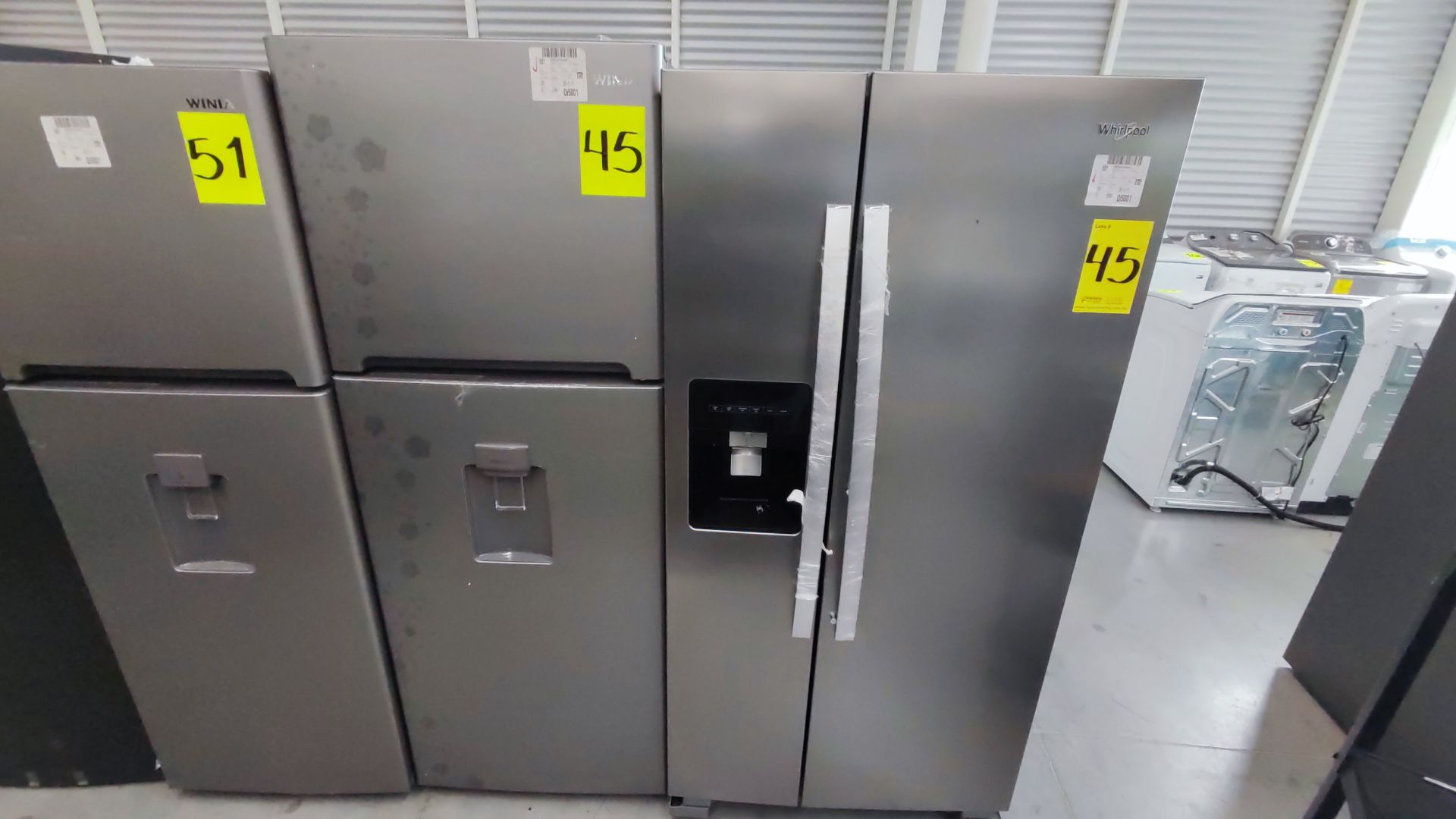 Lote Conformado por 2 Refrigeradores, Contiene; 1 Refrigerador con Dispensador de Agua Marca Whirlp - Image 4 of 13