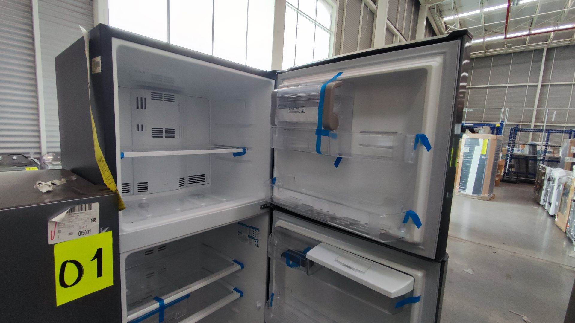 Lote Conformado por 2 Refrigeradores, Contiene; 1 Refrigerador con Dispensador de Agua Marca Mabe, - Image 11 of 15