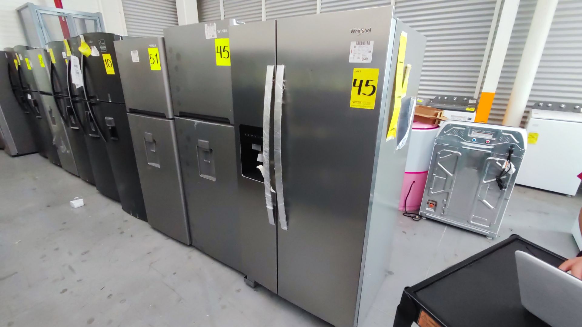 Lote Conformado por 2 Refrigeradores, Contiene; 1 Refrigerador con Dispensador de Agua Marca Whirlp - Image 2 of 13