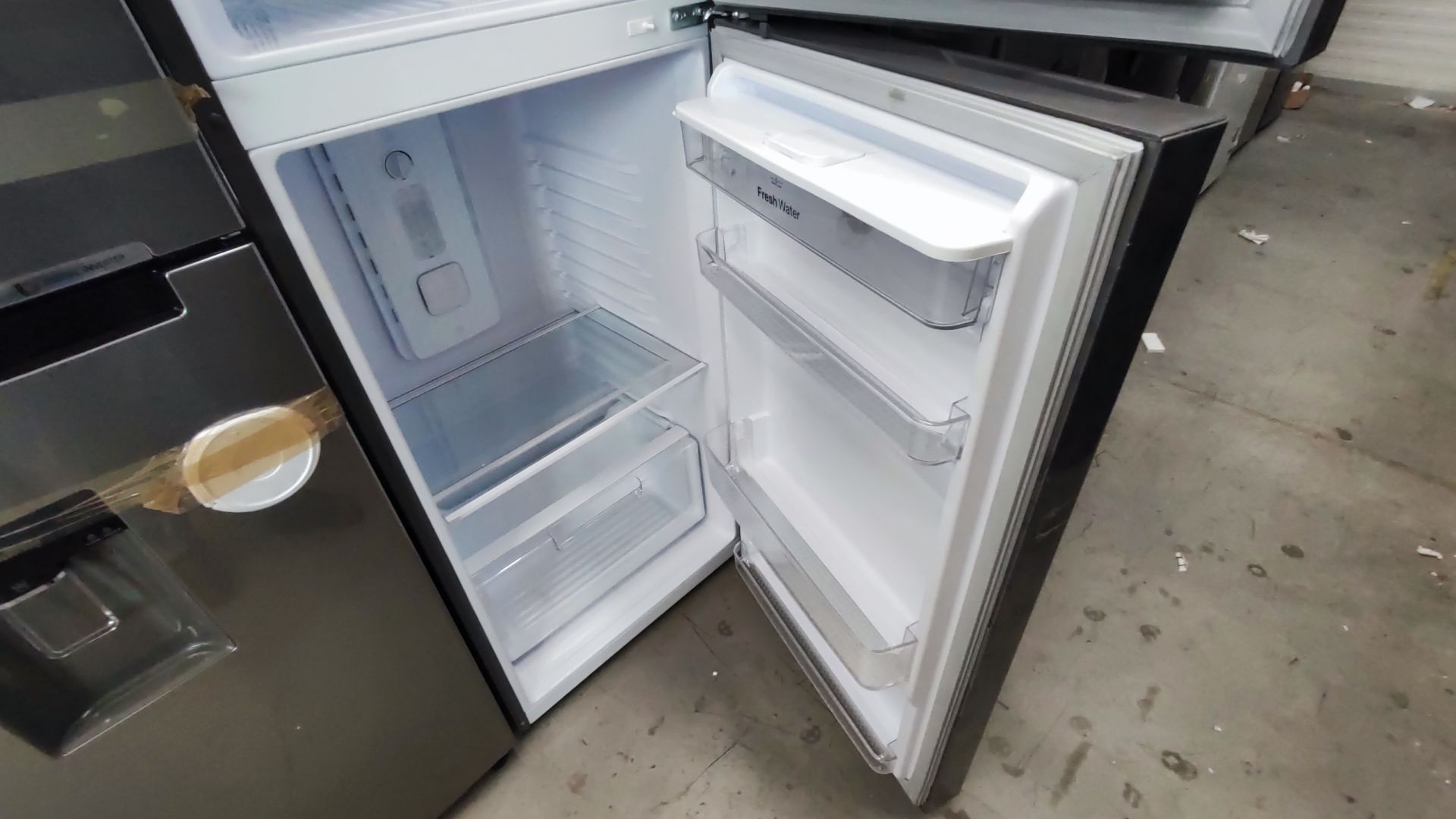 Lote Conformado por 2 Refrigeradores, Contiene; 1 Refrigerador con Dispensador de Agua Marca Mabe, - Image 14 of 15