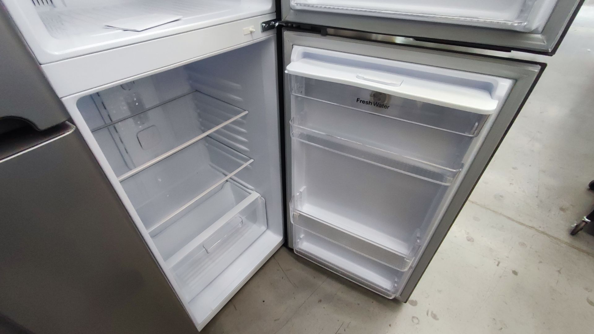 Lote Conformado por 2 Refrigeradores, Contiene; 1 Refrigerador con Dispensador de Agua Marca Whirlp - Image 11 of 13