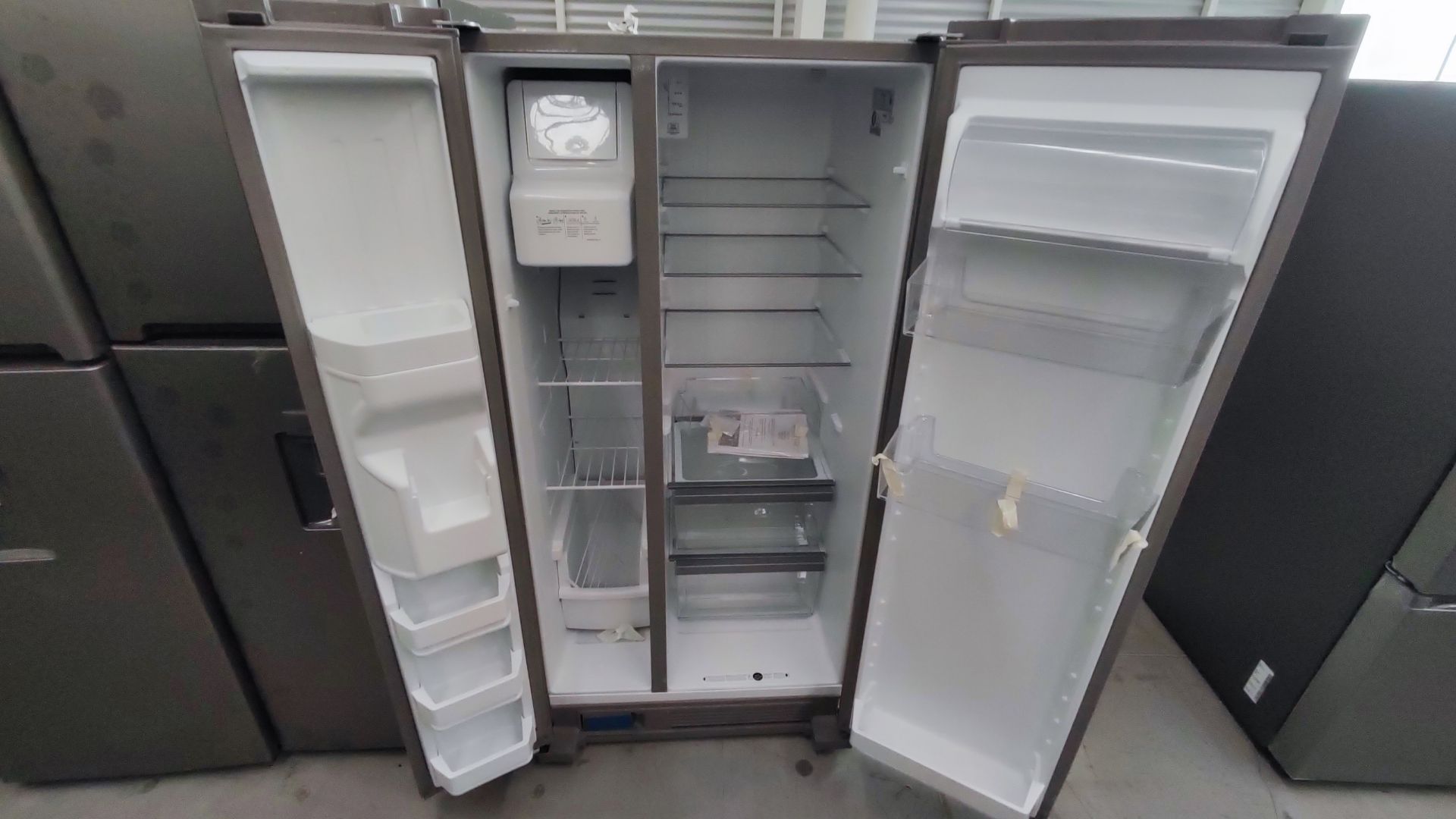 Lote Conformado por 2 Refrigeradores, Contiene; 1 Refrigerador con Dispensador de Agua Marca Whirlp - Image 8 of 13