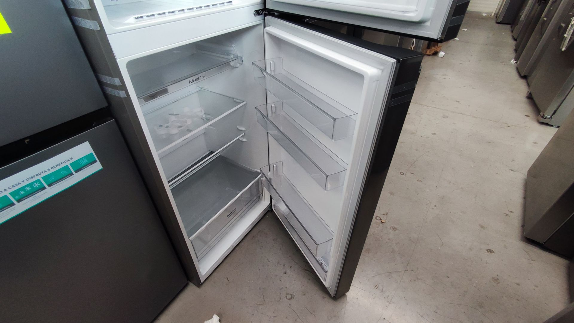 Lote Conformado por 2 Refrigeradores, Contiene; 1 Refrigerador Marca LG, Modelo VT40BP, Serie 11MRT - Image 11 of 15