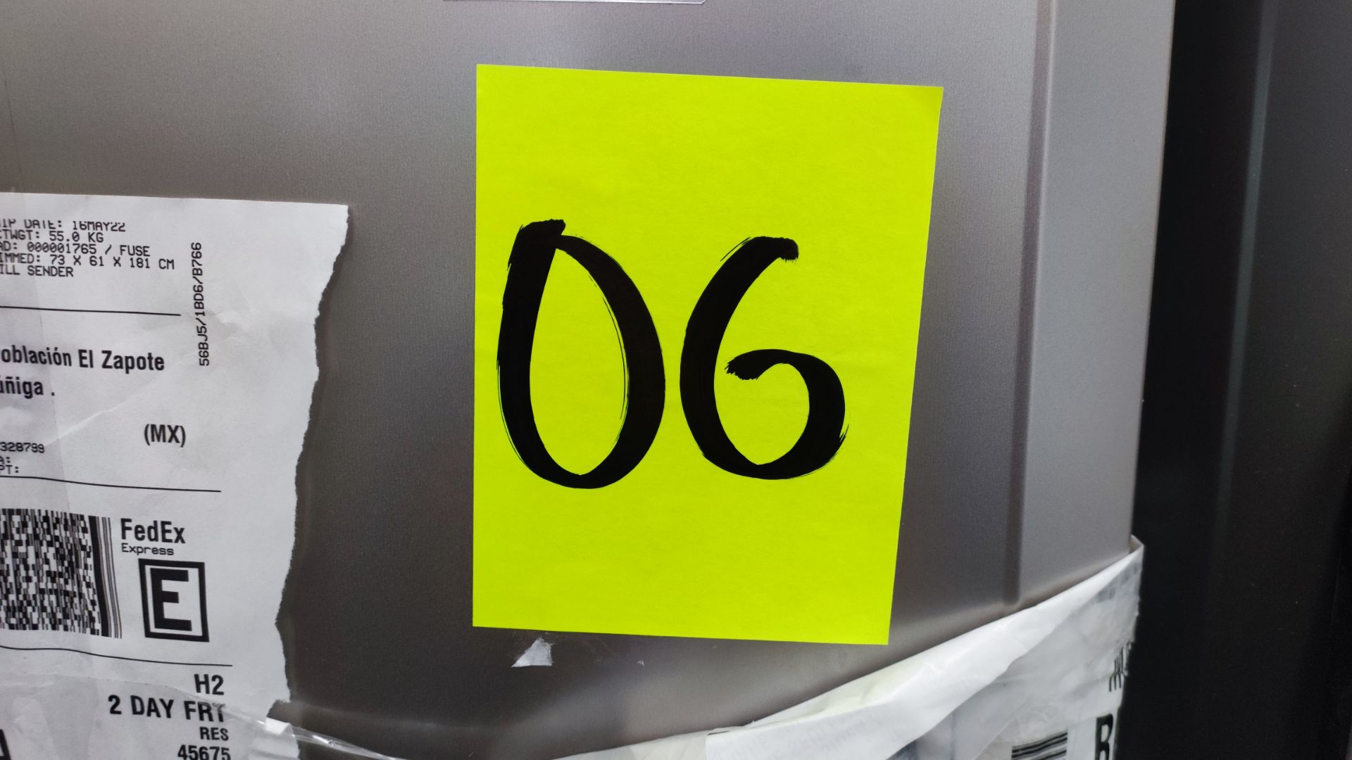 Lote Conformado por 2 Refrigeradores, Contiene; 1 Refrigerador con Dispensador de Agua Marca Mabe, - Image 15 of 15