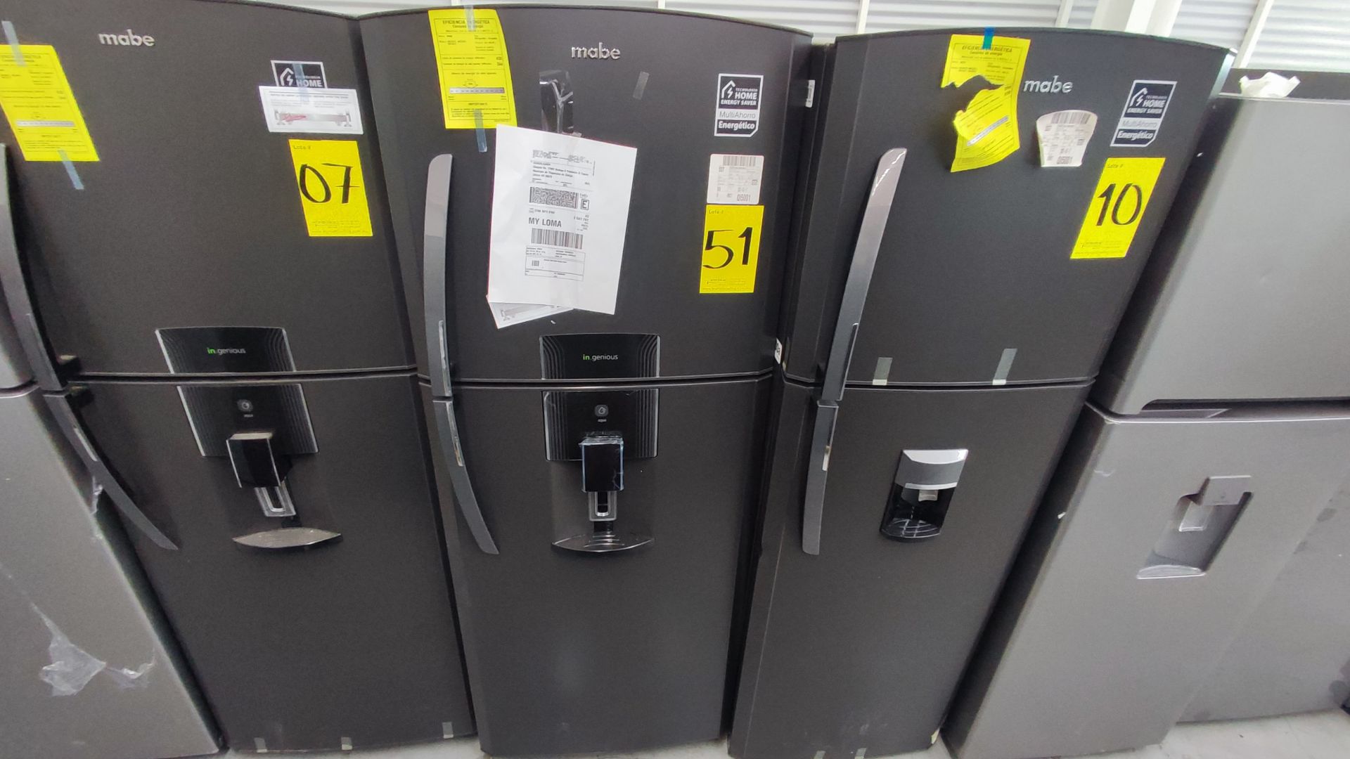 Lote Conformado por 2 Refrigeradores, Contiene; 1 Refrigerador con Dispensador de Agua Marca WINIA, - Image 14 of 22