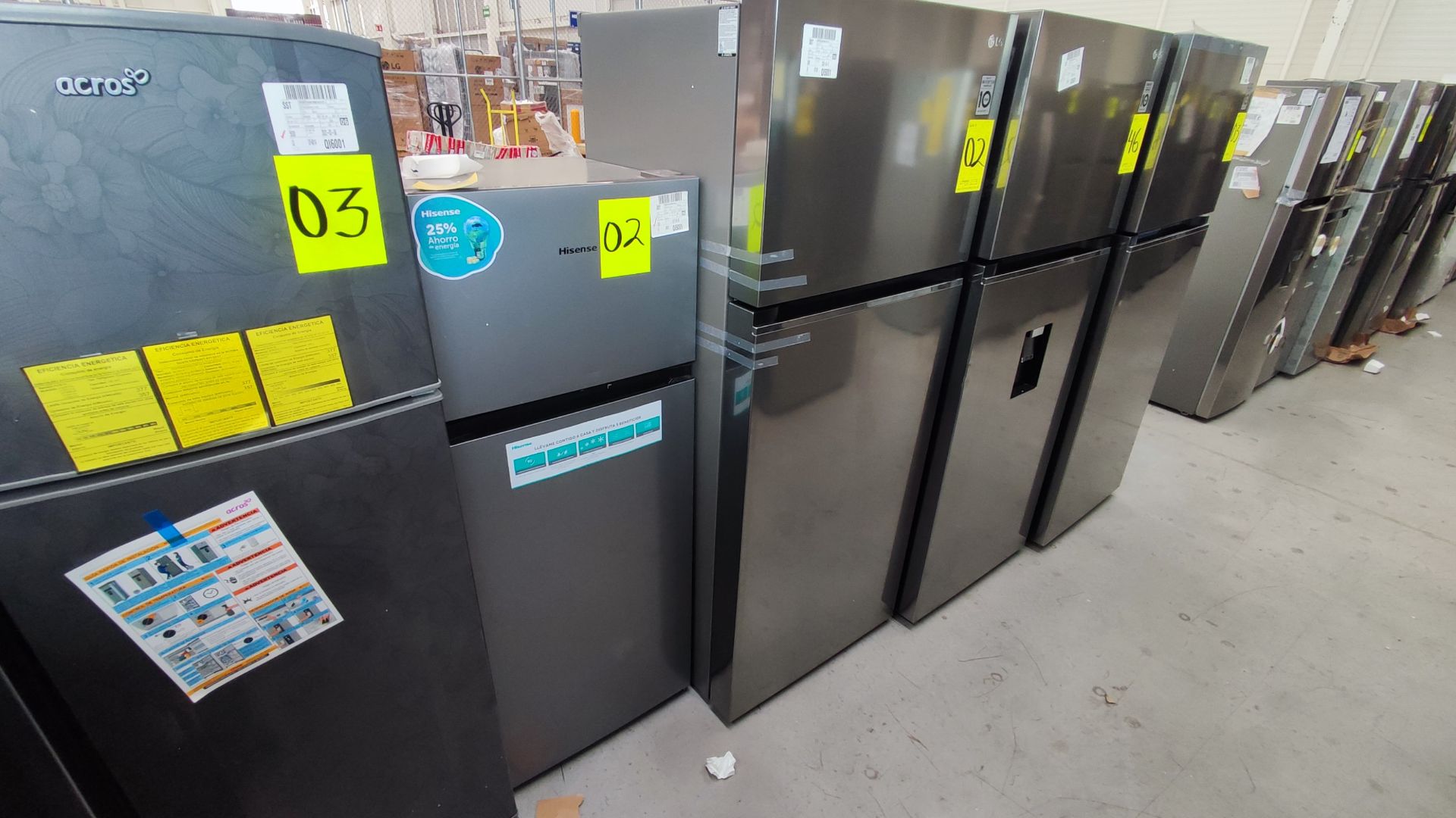 Lote Conformado por 2 Refrigeradores, Contiene; 1 Refrigerador Marca LG, Modelo VT40BP, Serie 11MRT - Image 8 of 15