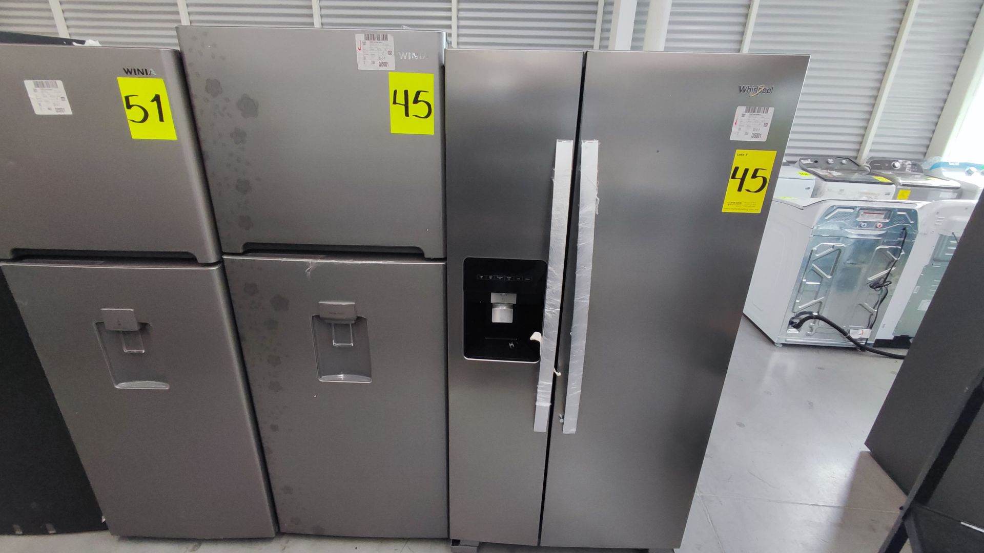 Lote Conformado por 2 Refrigeradores, Contiene; 1 Refrigerador con Dispensador de Agua Marca Whirlp - Image 3 of 13