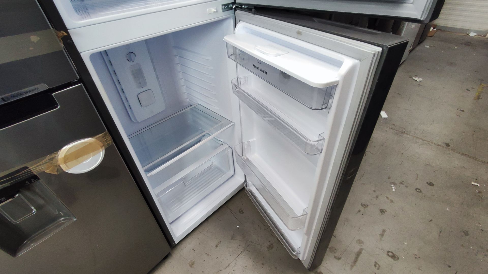 Lote Conformado por 2 Refrigeradores, Contiene; 1 Refrigerador con Dispensador de Agua Marca Mabe, - Image 13 of 15