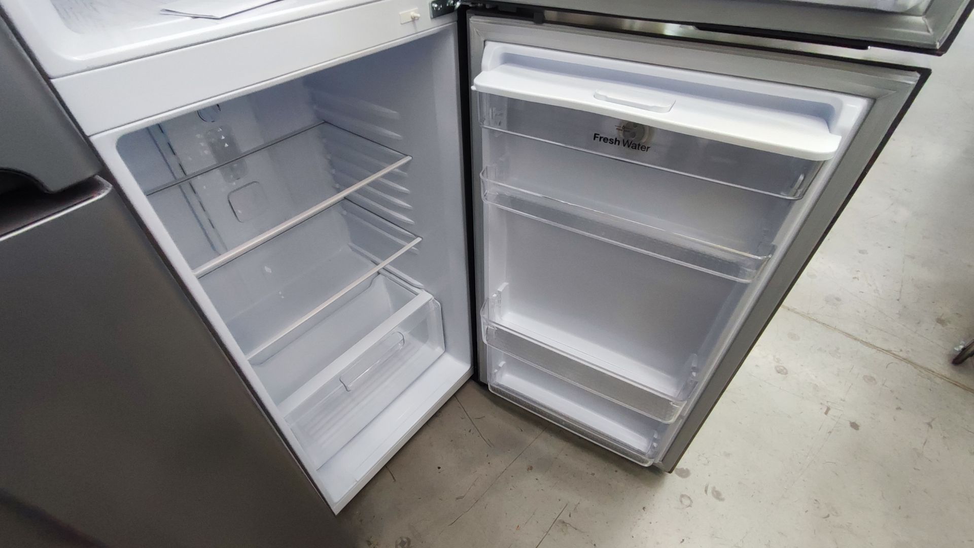 Lote Conformado por 2 Refrigeradores, Contiene; 1 Refrigerador con Dispensador de Agua Marca Whirlp - Image 12 of 13