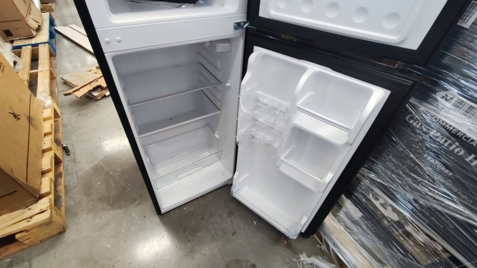 Lote Conformado por 2 Refrigeradores, Contiene; 1 Refrigerador Marca Igloo, Modelo IRF47DDGLSBK, Se - Image 20 of 21