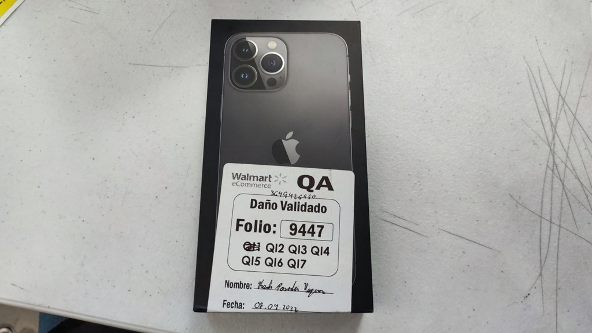 1 Teléfono Celular Marca Apple IPhone 13 Color Negro y Audífonos inalámbricos color blanco