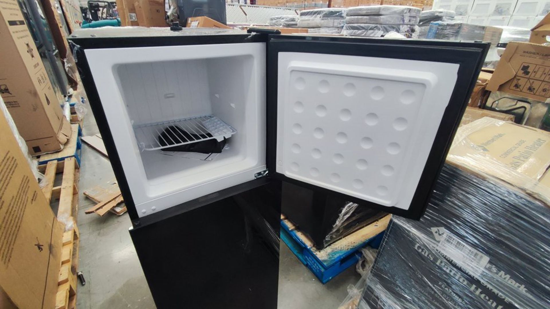 Lote Conformado por 2 Refrigeradores, Contiene; 1 Refrigerador Marca Igloo, Modelo IRF47DDGLSBK, Se - Image 17 of 21