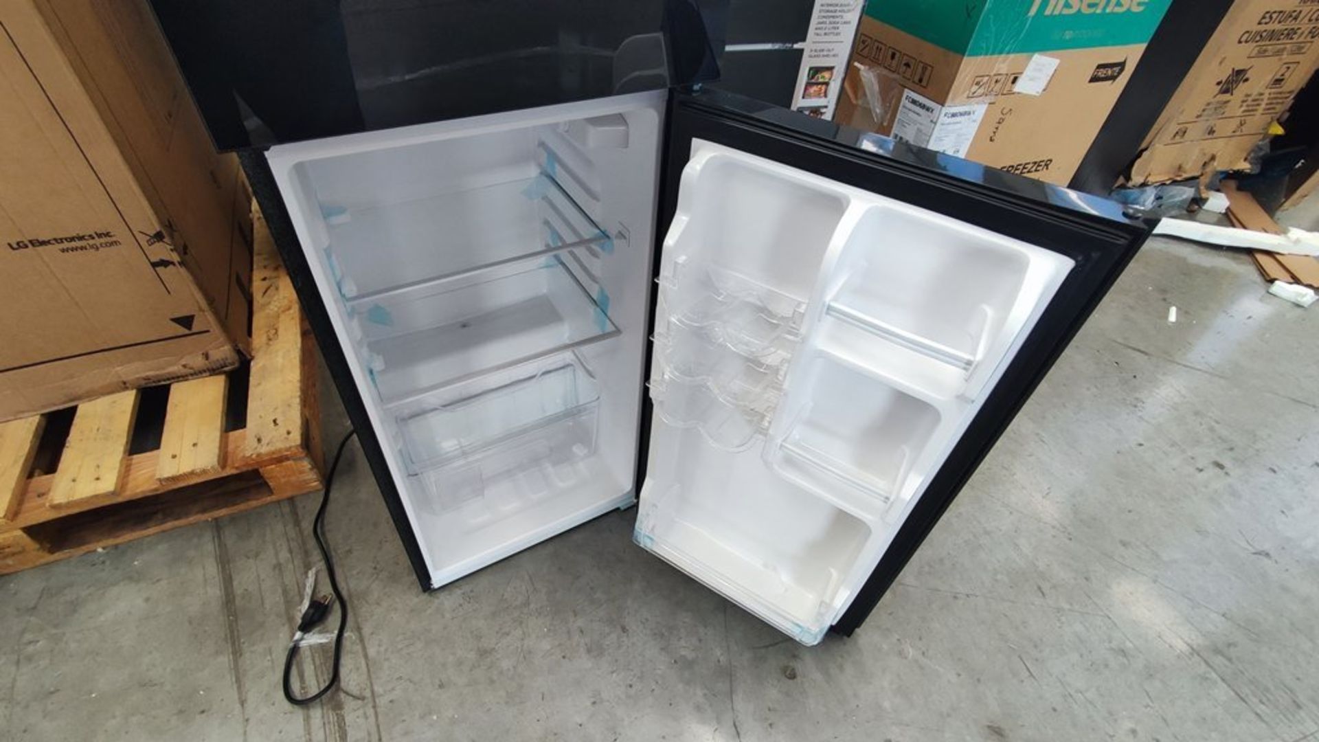 Lote Conformado por 2 Refrigeradores, Contiene; 1 Refrigerador Marca Igloo, Modelo IRF47DDGLSBK, Se - Image 9 of 21