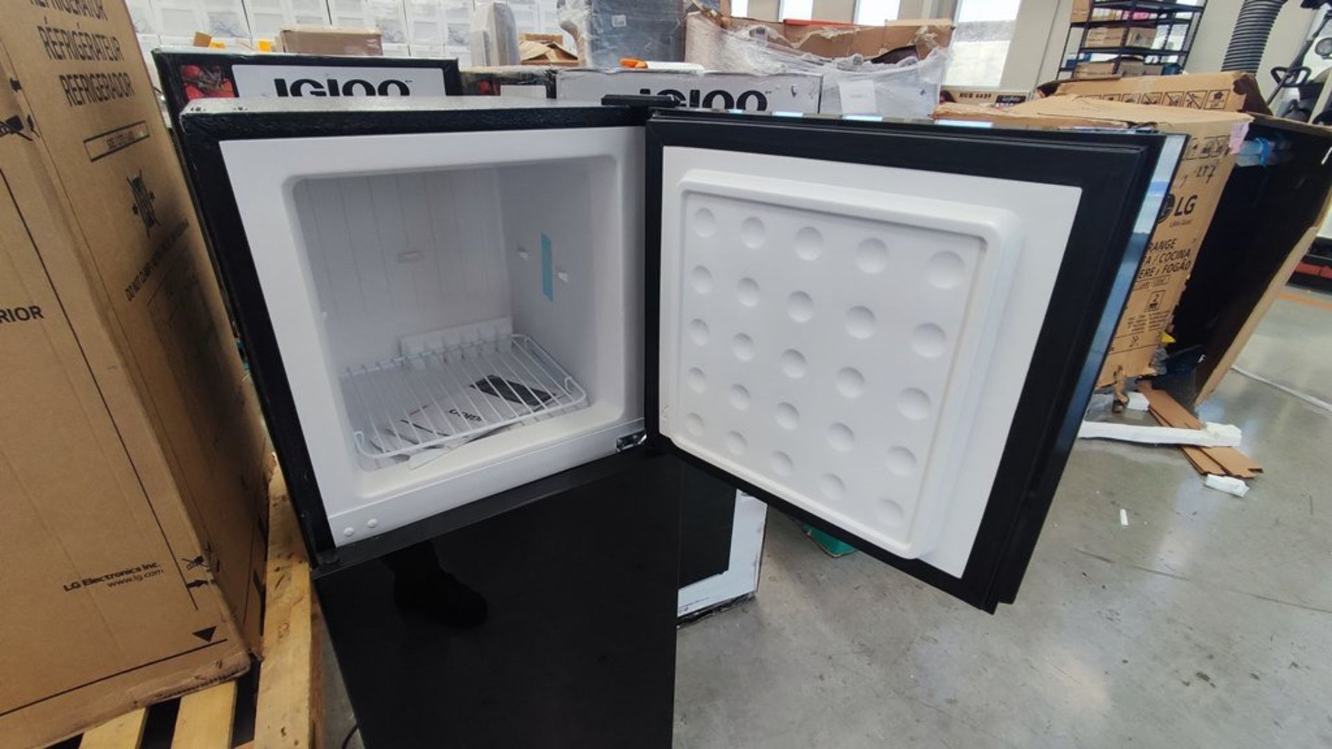 Lote Conformado por 2 Refrigeradores, Contiene; 1 Refrigerador Marca Igloo, Modelo IRF47DDGLSBK, Se - Image 7 of 21