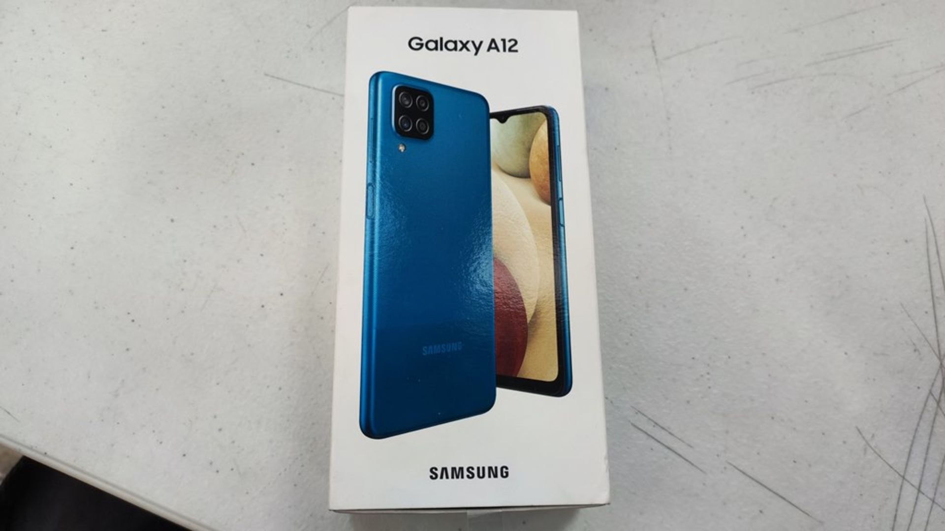 Lote Conformador por 1 Teléfono Celular Marca Samsung Galaxy A12, 64 Gb Almacenamiento y 1 Mando pa