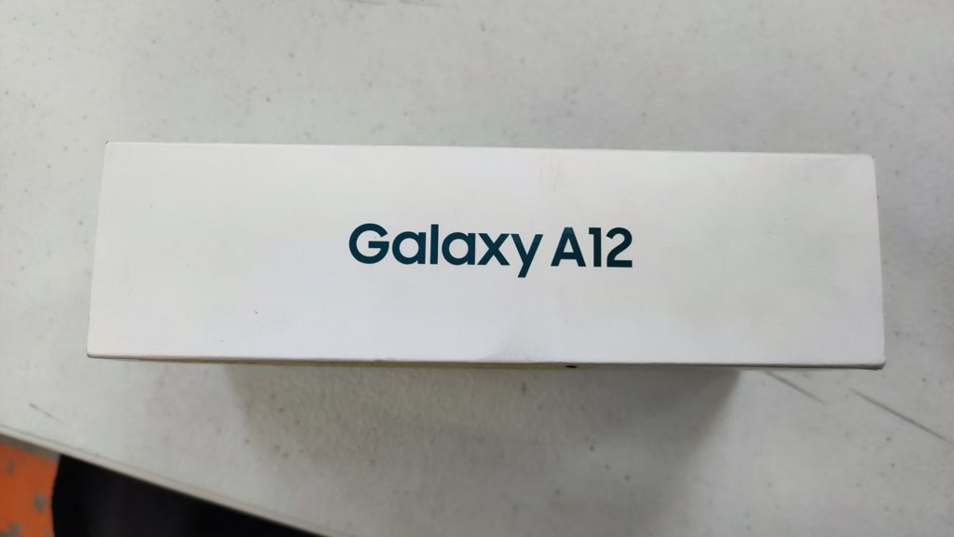 Lote Conformador por 1 Teléfono Celular Marca Samsung Galaxy A12, 64 Gb Almacenamiento y 1 Mando pa - Image 9 of 12