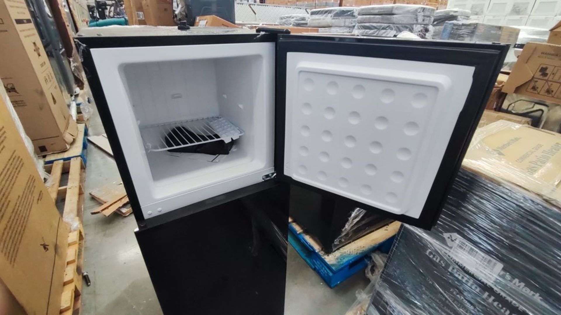 Lote Conformado por 2 Refrigeradores, Contiene; 1 Refrigerador Marca Igloo, Modelo IRF47DDGLSBK, Se - Image 18 of 21