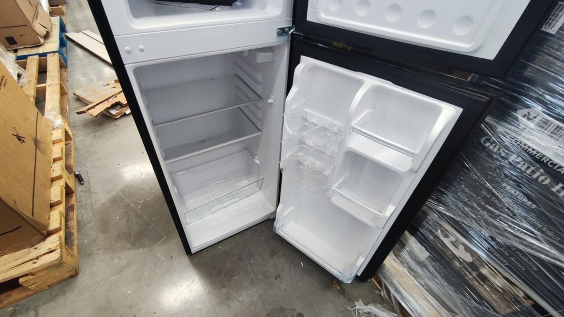 Lote Conformado por 2 Refrigeradores, Contiene; 1 Refrigerador Marca Igloo, Modelo IRF47DDGLSBK, Se - Image 19 of 21