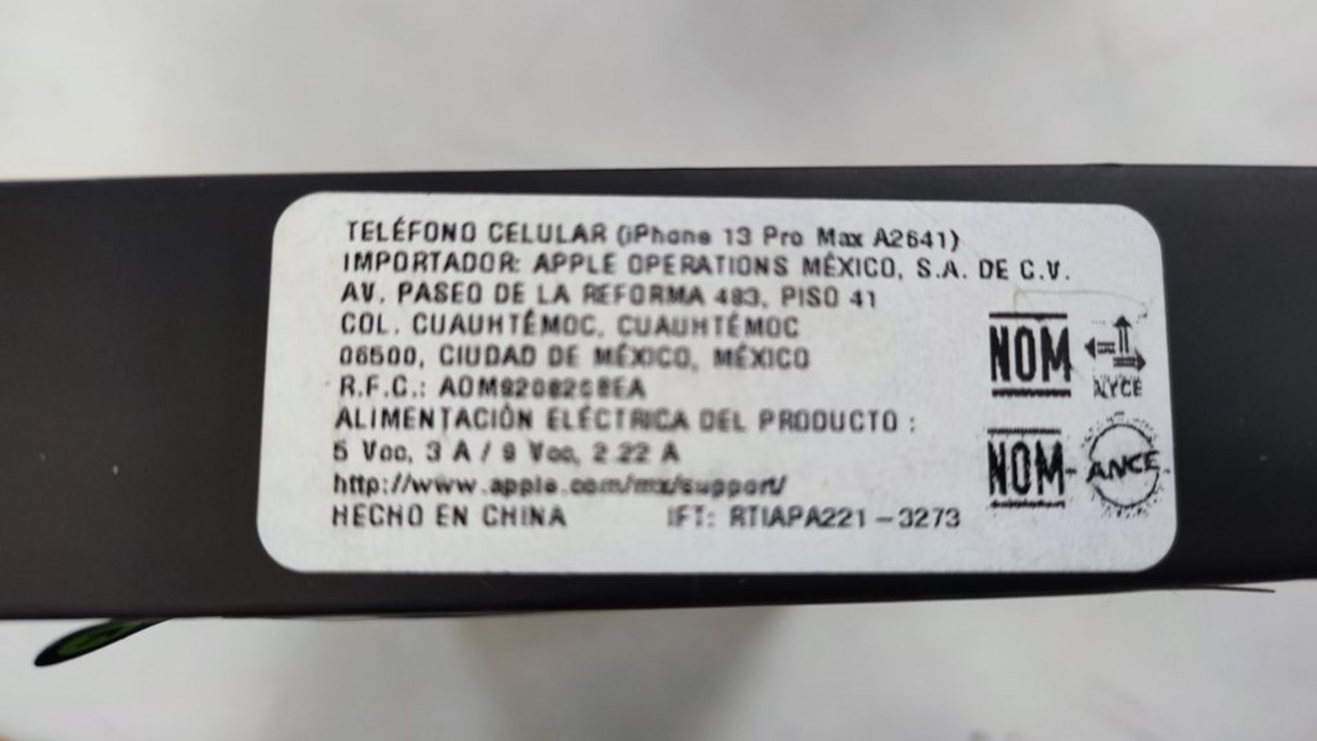 1 Teléfono Celular Marca Apple IPhone 13 Color Negro y Audífonos inalámbricos color blanco - Image 3 of 9