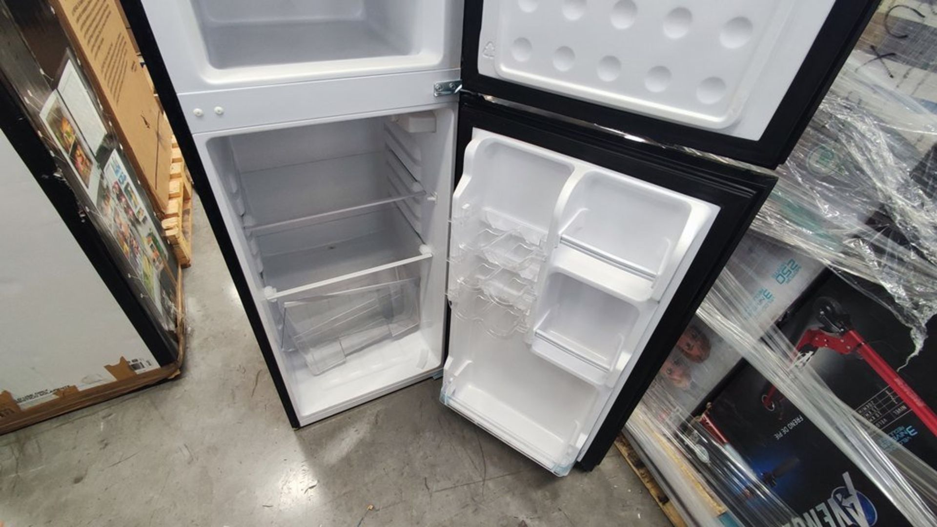 Lote Conformado por 2 Refrigeradores, Contiene; 1 Refrigerador Marca Igloo, Modelo IRF47DDGLSBK, Se - Image 20 of 22