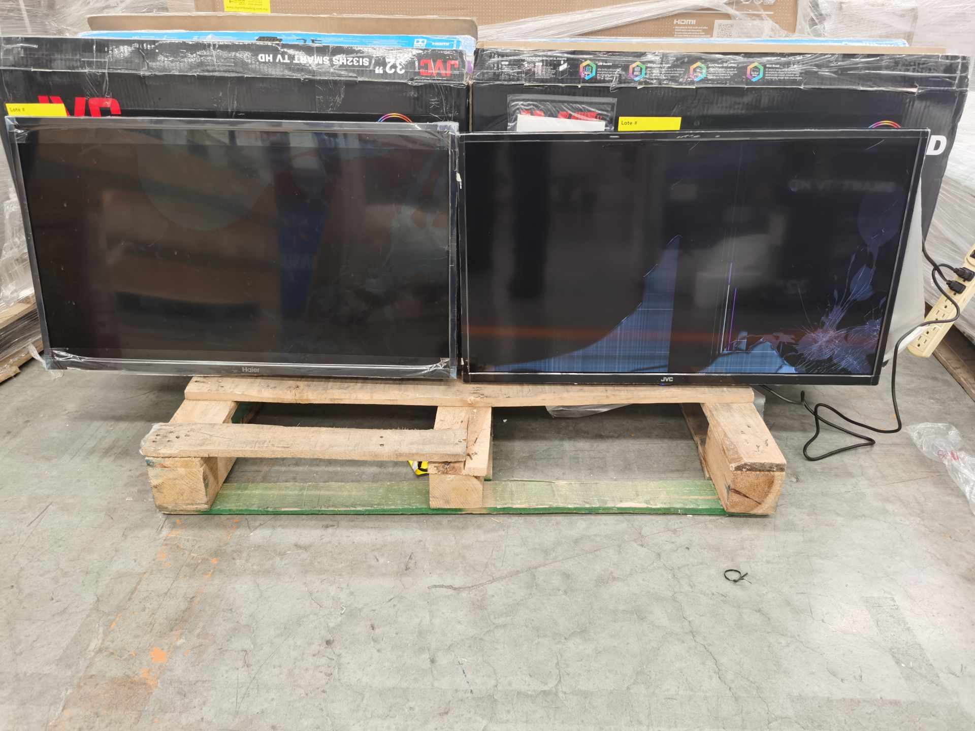 Lote de 2 Pantallas contiene: 1 Pantalla de 32" Marca JVC Smart Tv Modelo SI32HS, 1 Pantalla de 32"